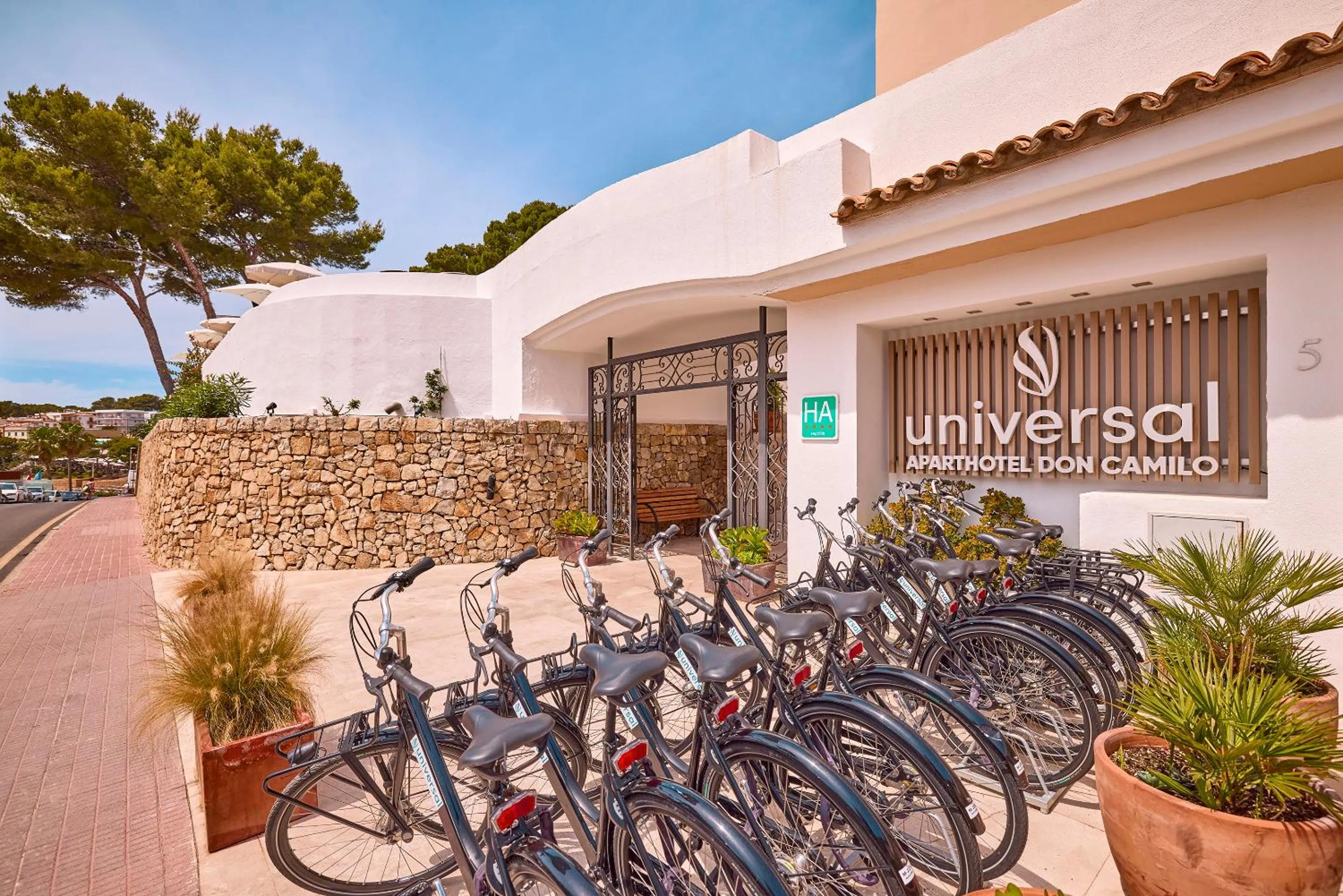 Facade/entrance in Universal Aparthotel Don Camilo