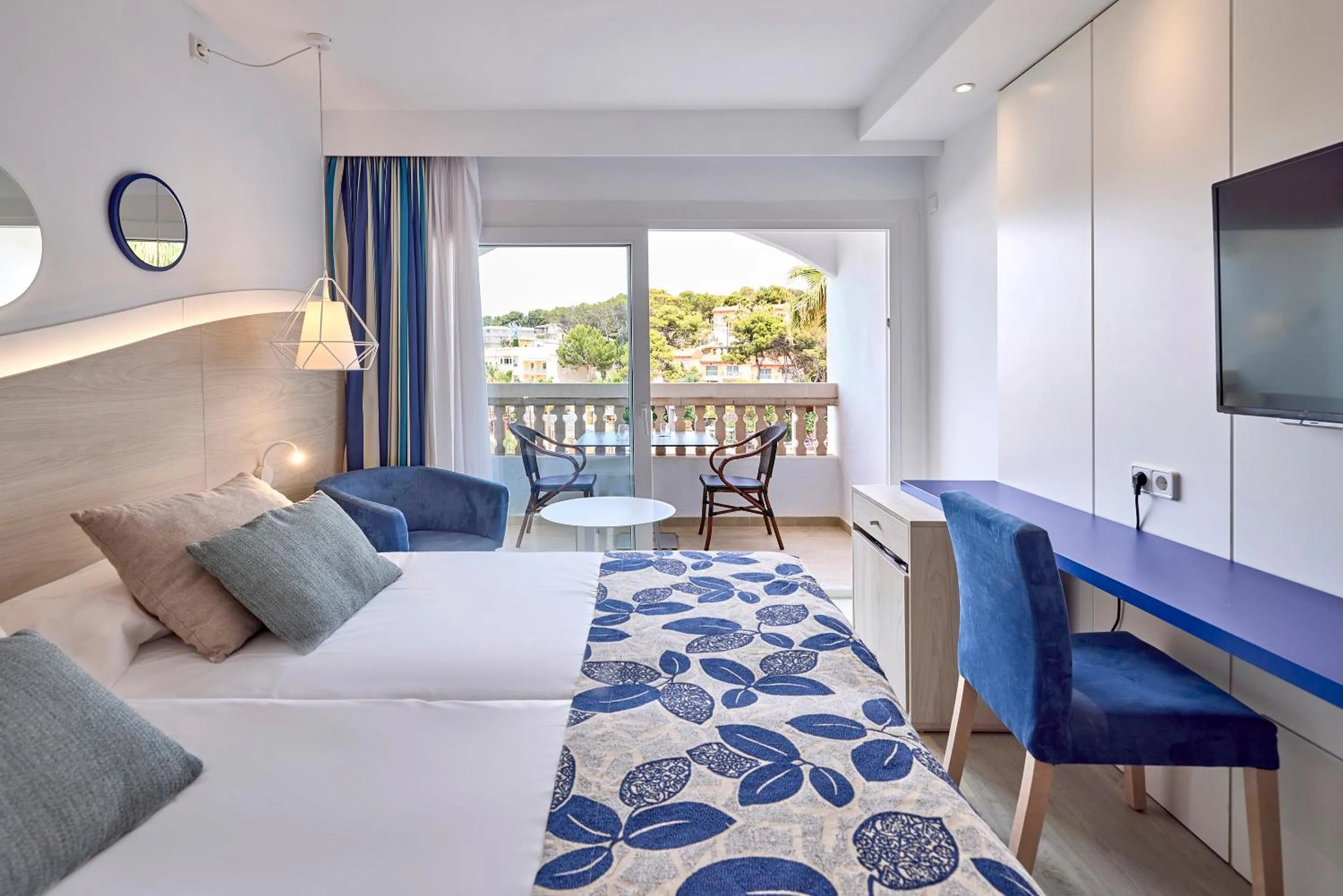 Photo of the whole room, Bed in Universal Aparthotel Don Camilo