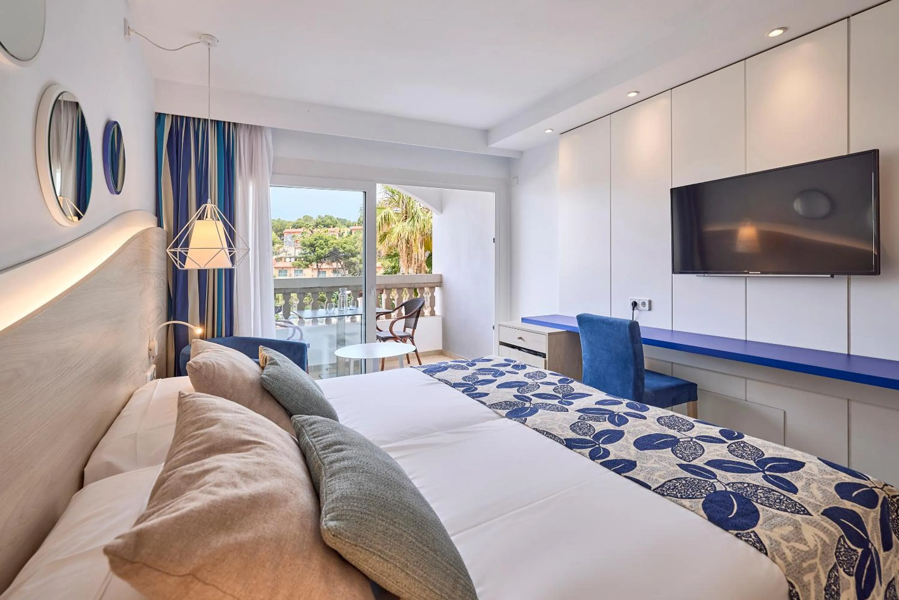 Photo of the whole room, Bed in Universal Aparthotel Don Camilo