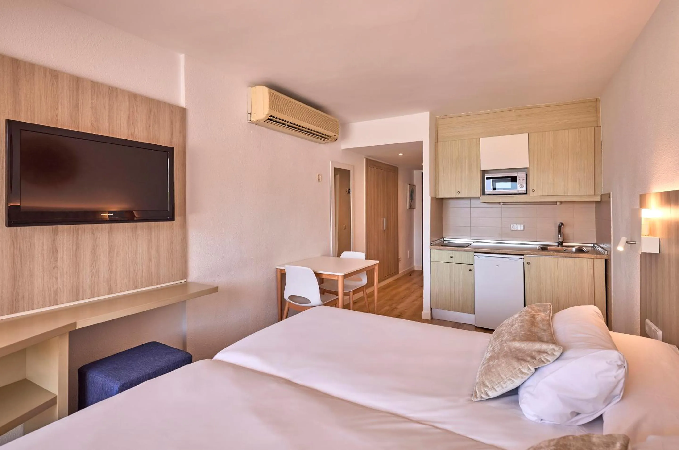 kitchen, Bed in Universal Aparthotel Don Camilo