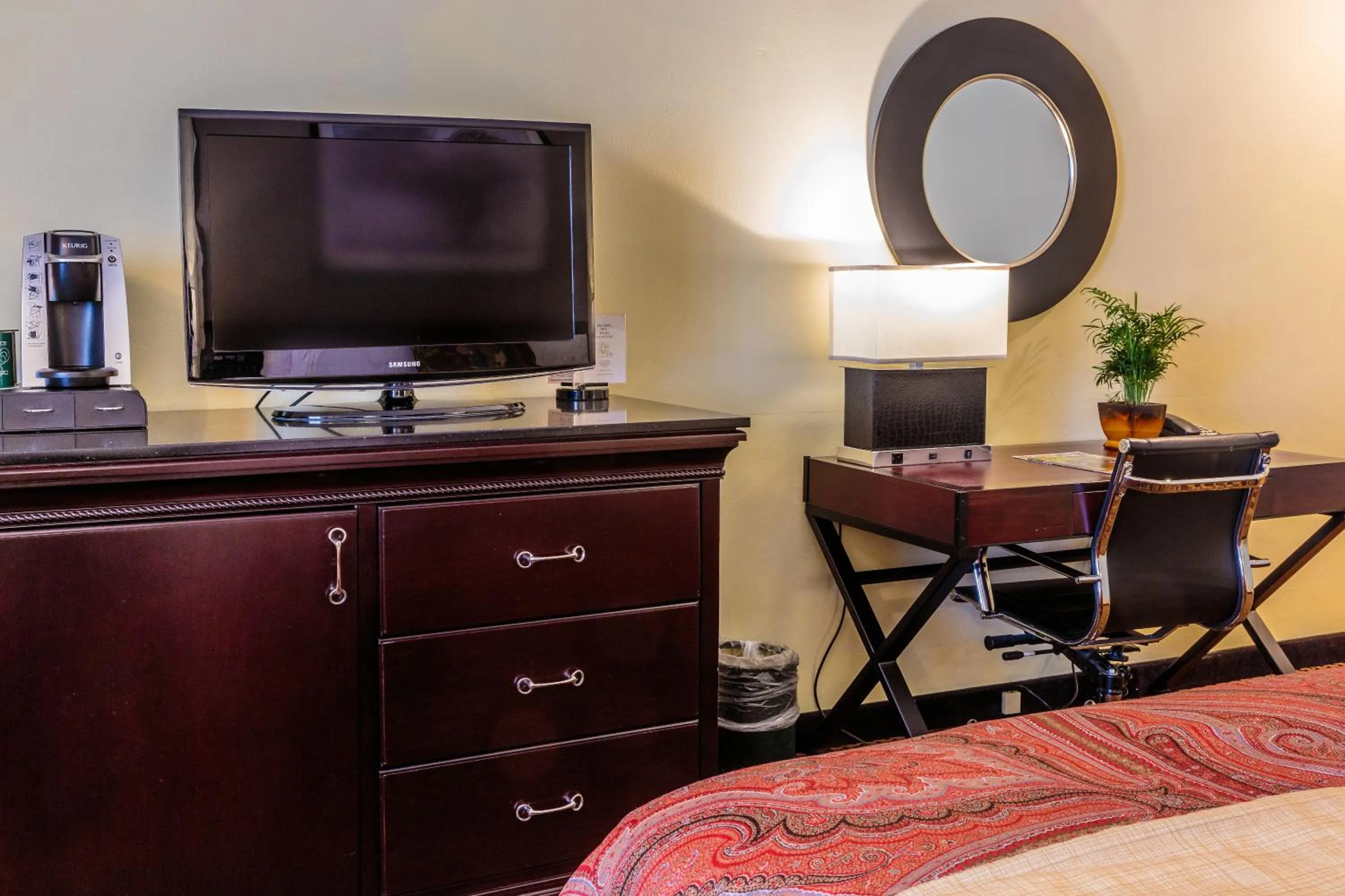 TV and multimedia, Bed in The Olde Mill Inn Basking Ridge