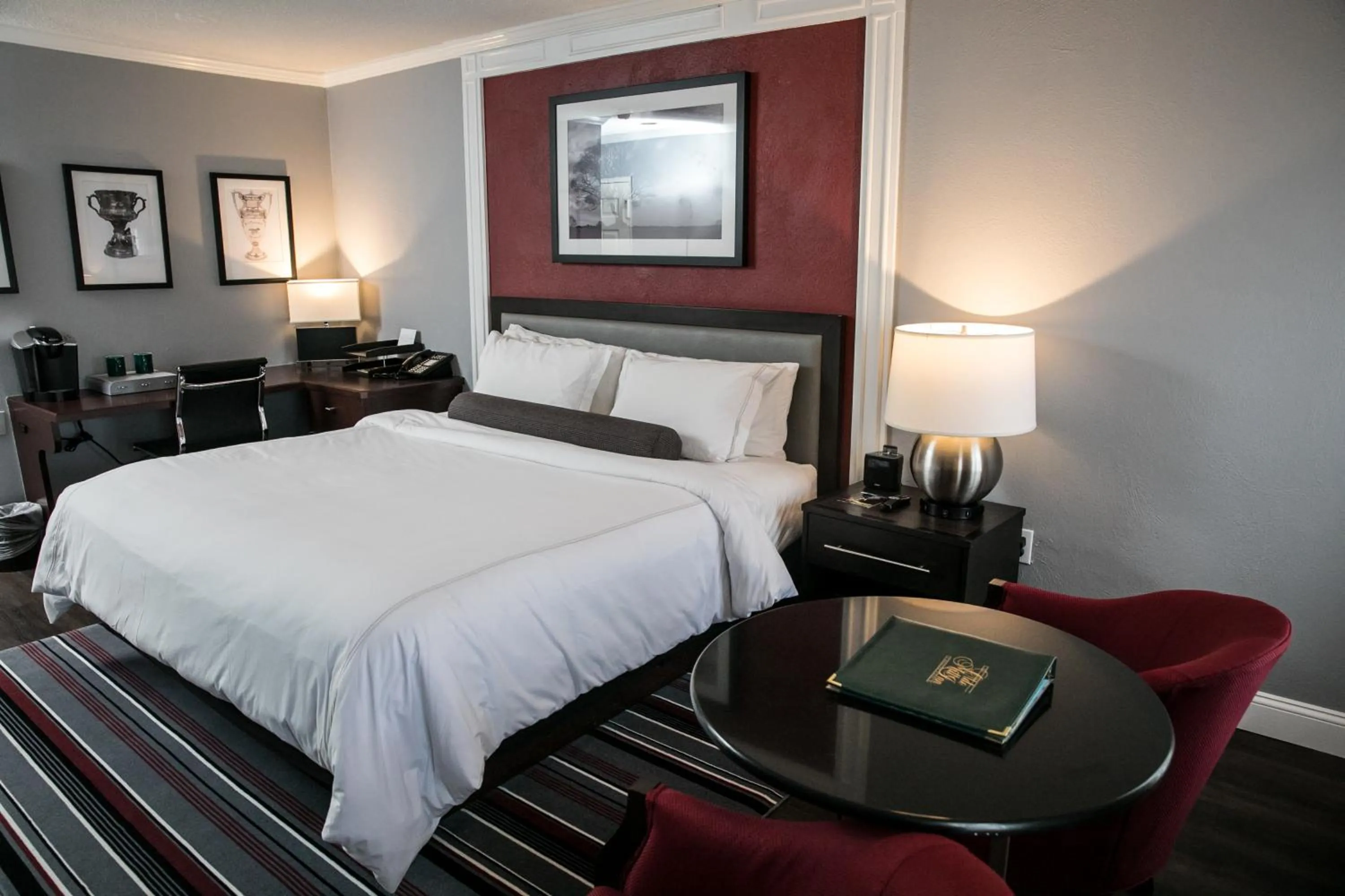 Bedroom, Bed in The Olde Mill Inn Basking Ridge