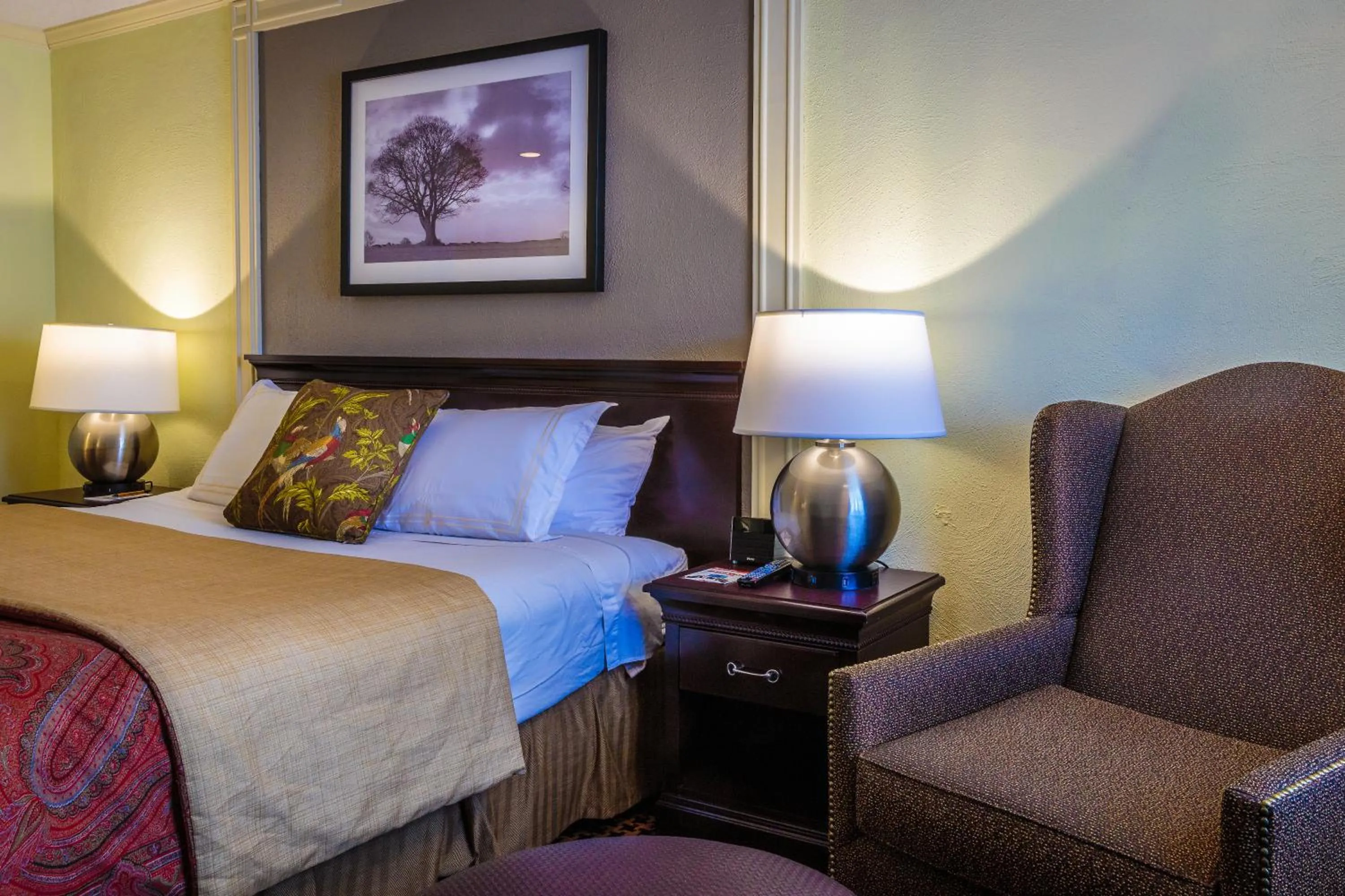 Photo of the whole room, Bed in The Olde Mill Inn Basking Ridge