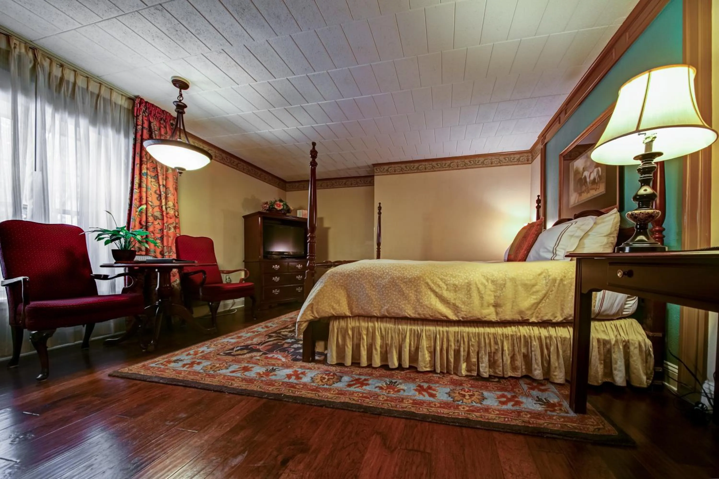 Photo of the whole room, Bed in The Olde Mill Inn Basking Ridge