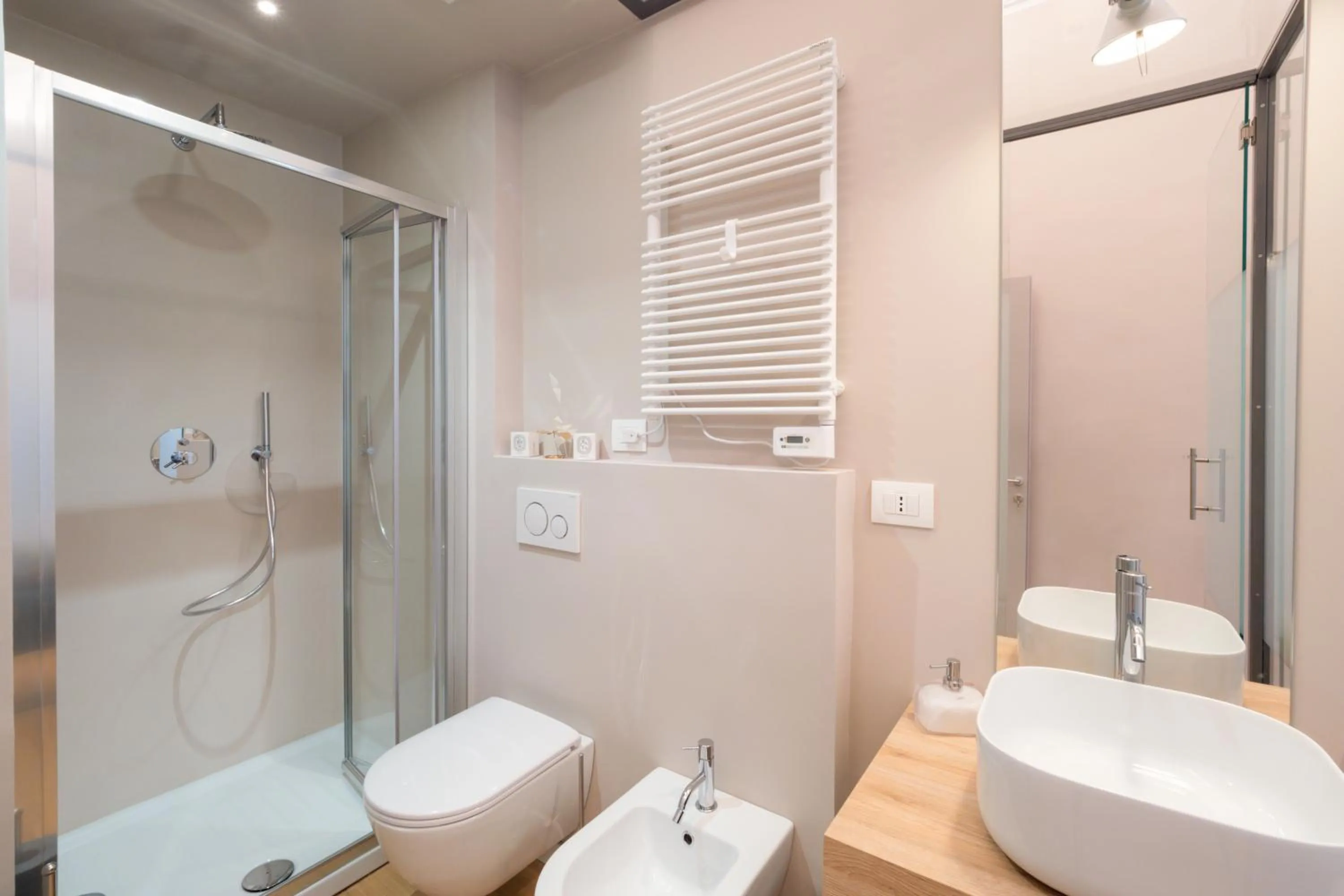 Shower in Savoia Suites Torino