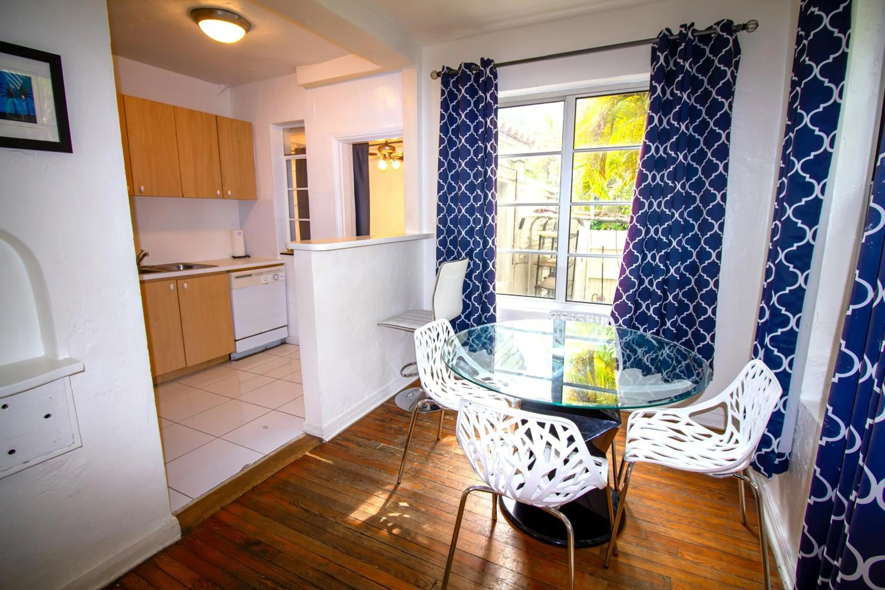 Kitchen or kitchenette in L'Etoile Apartments Part of the Oasis Casita Collection