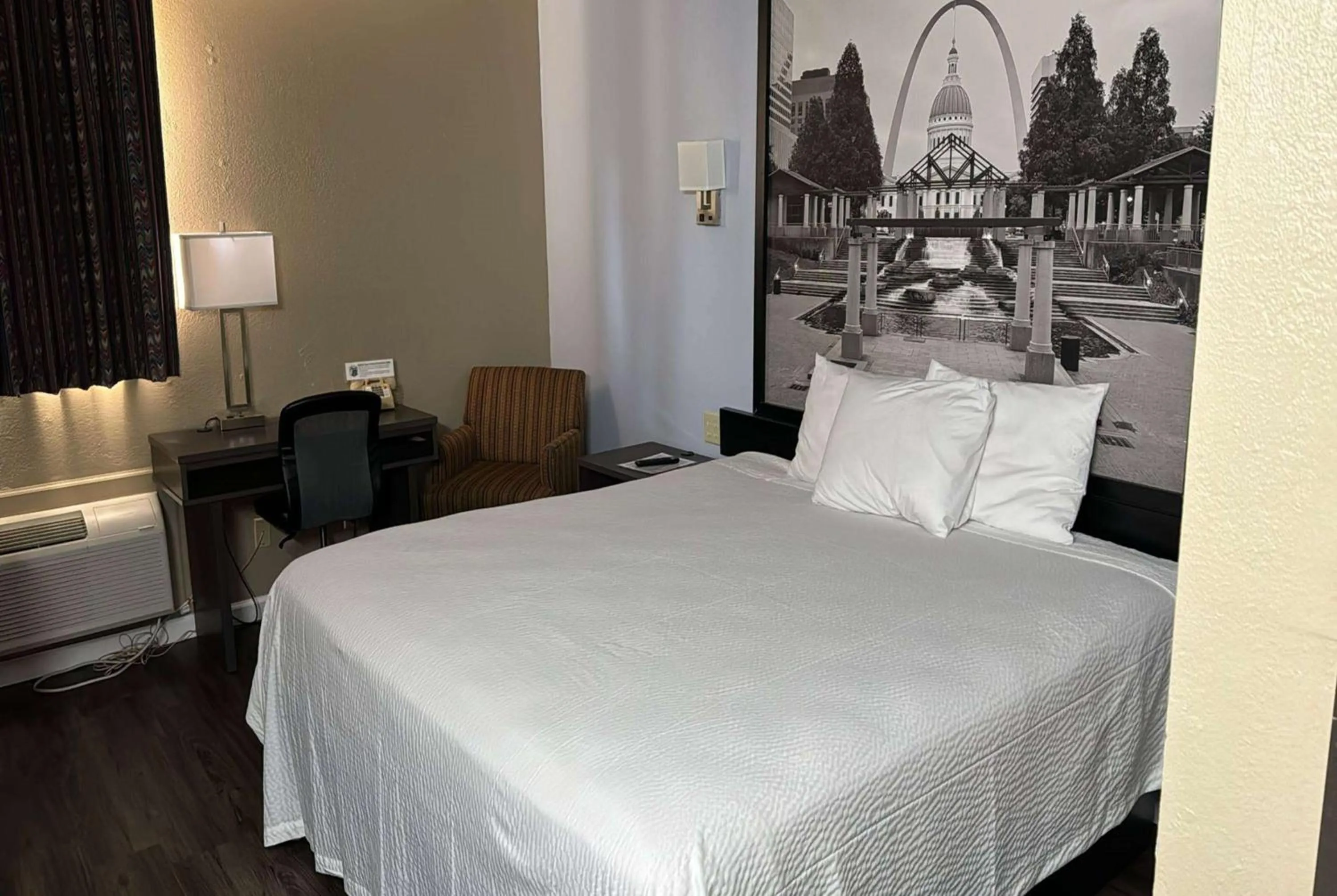 Photo of the whole room, Bed in Super 8 by Wyndham Sullivan