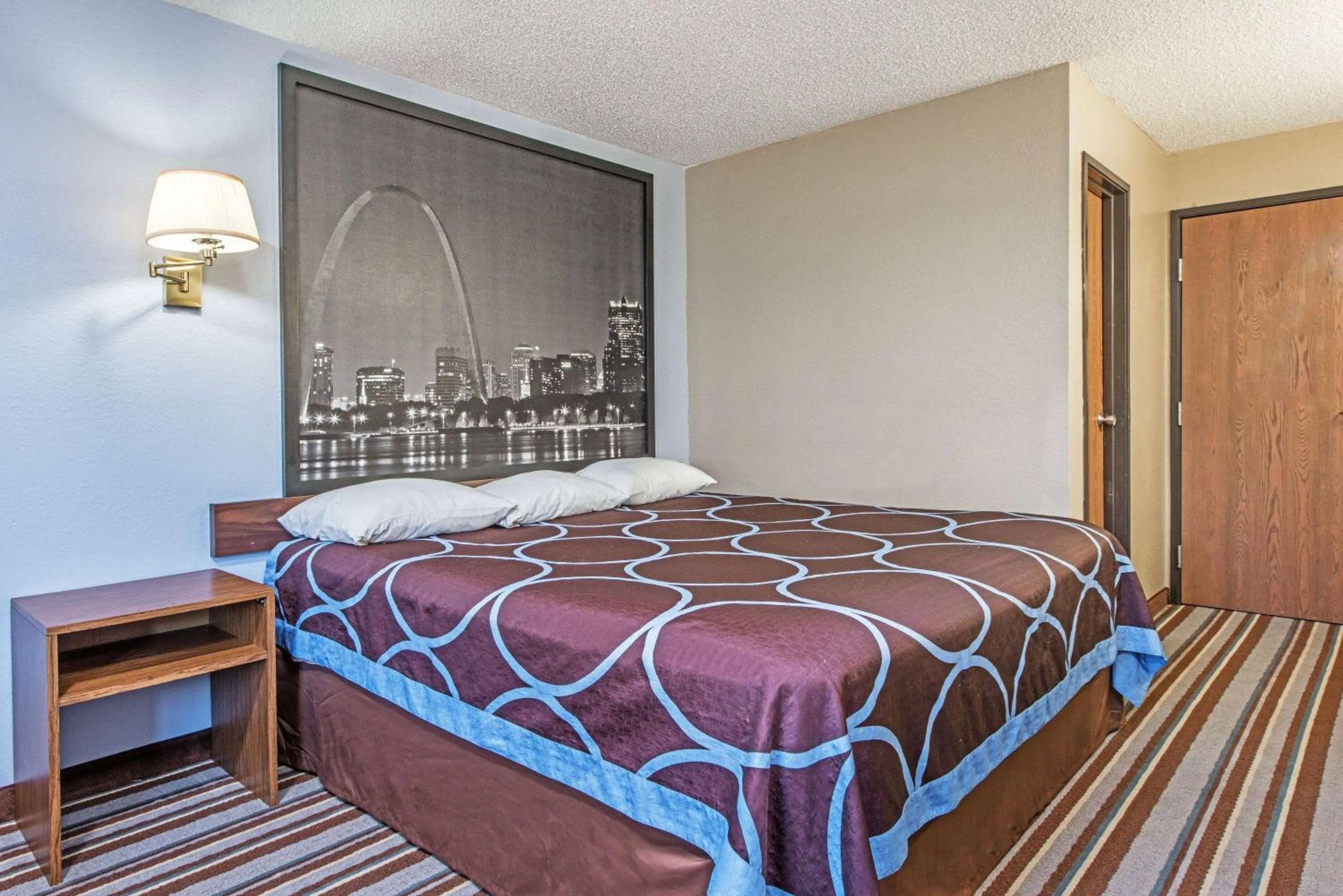 Photo of the whole room, Bed in Super 8 by Wyndham Sullivan