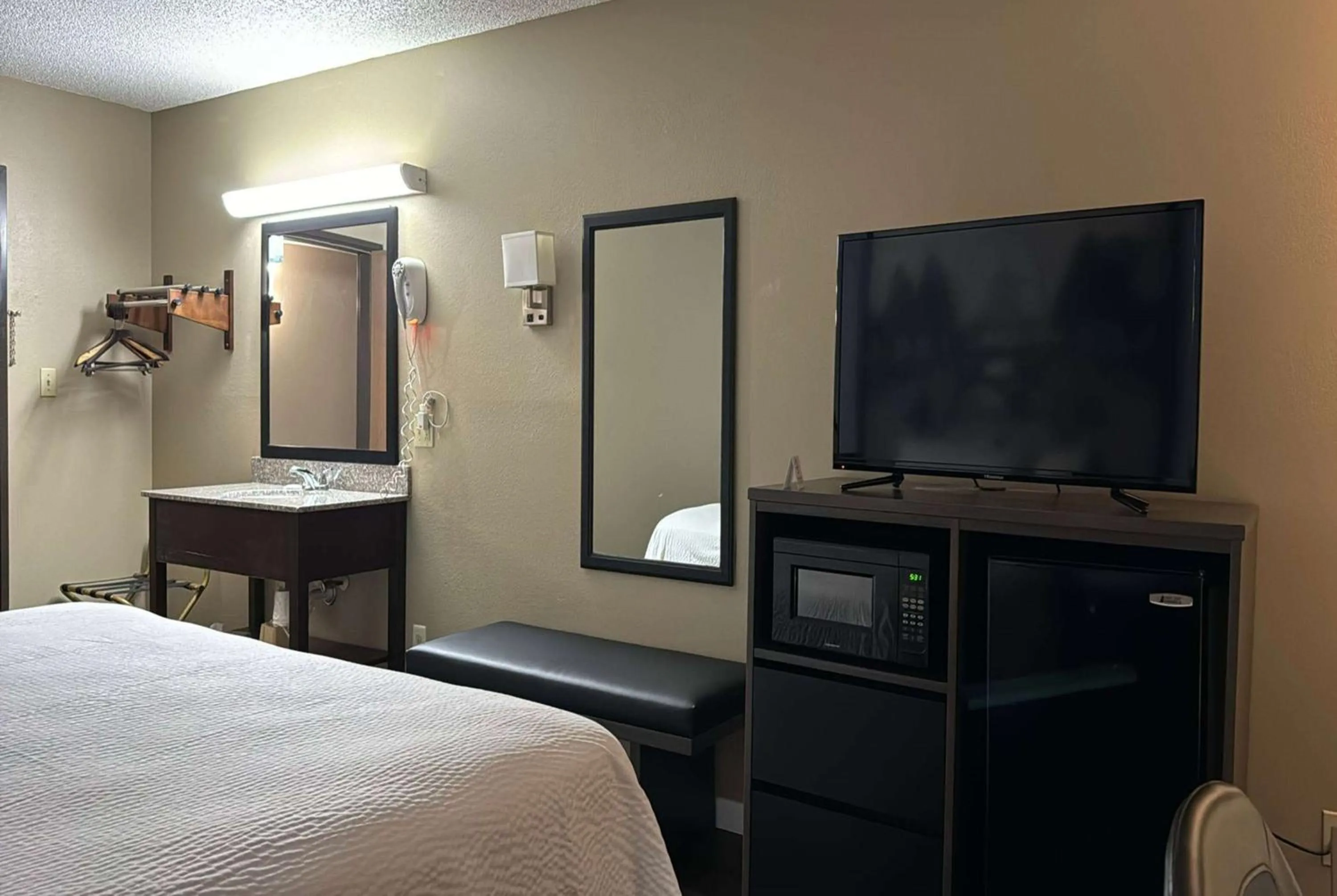 Photo of the whole room, Bed in Super 8 by Wyndham Sullivan