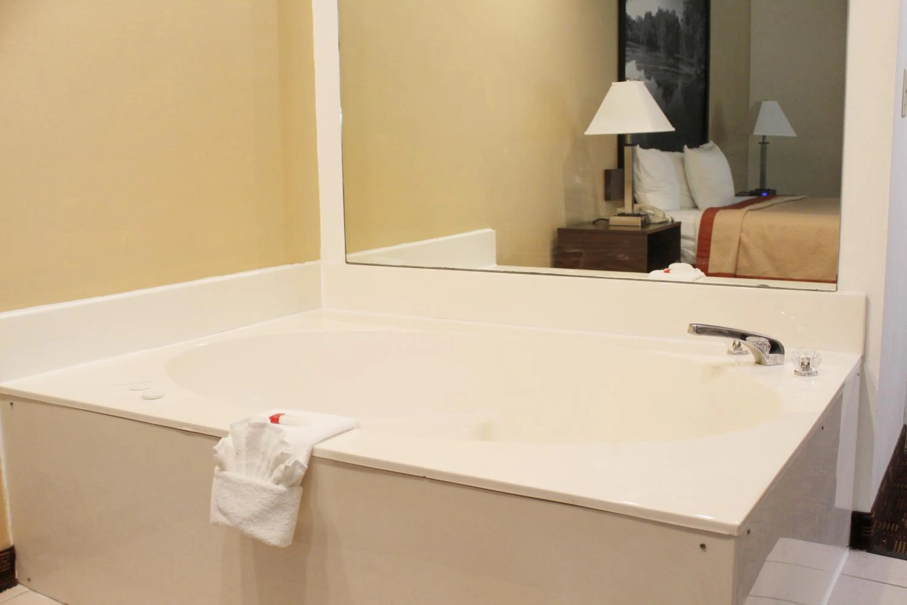 Hot Tub in Super 8 by Wyndham Three Rivers