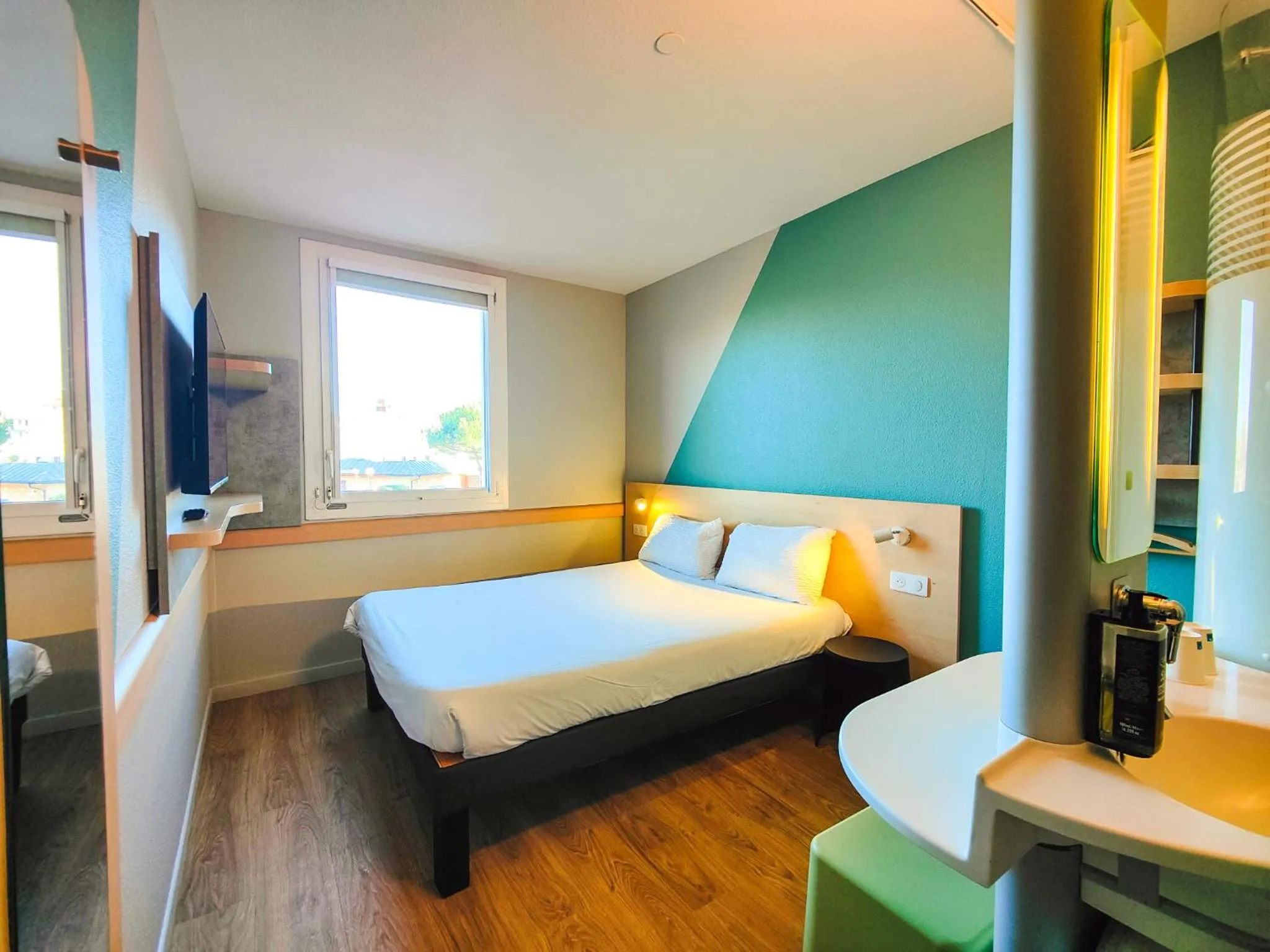 Photo of the whole room, Bed in ibis budget Rodez