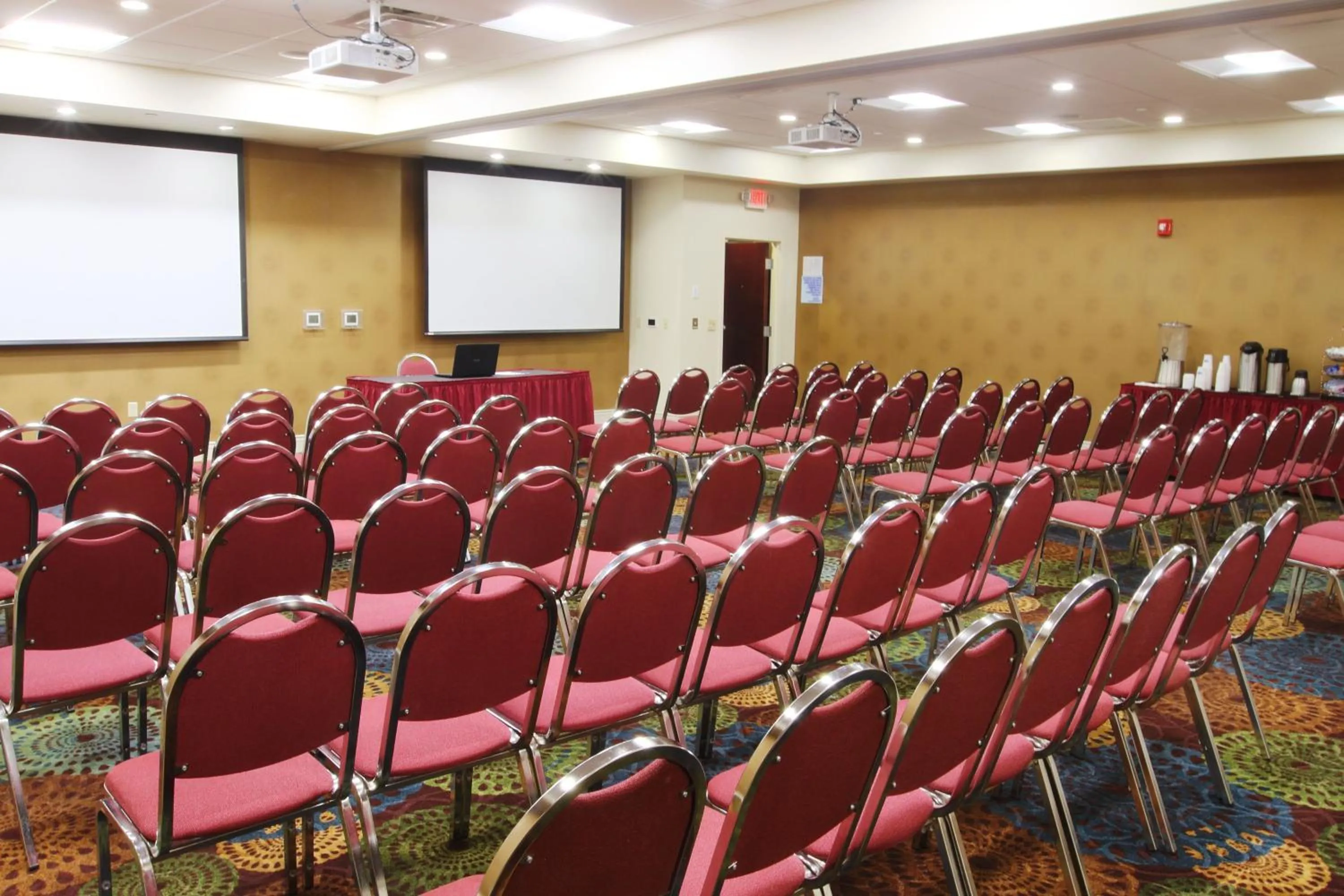 Meeting/conference room in Holiday Inn Express Pittsburgh West - Greentree by IHG