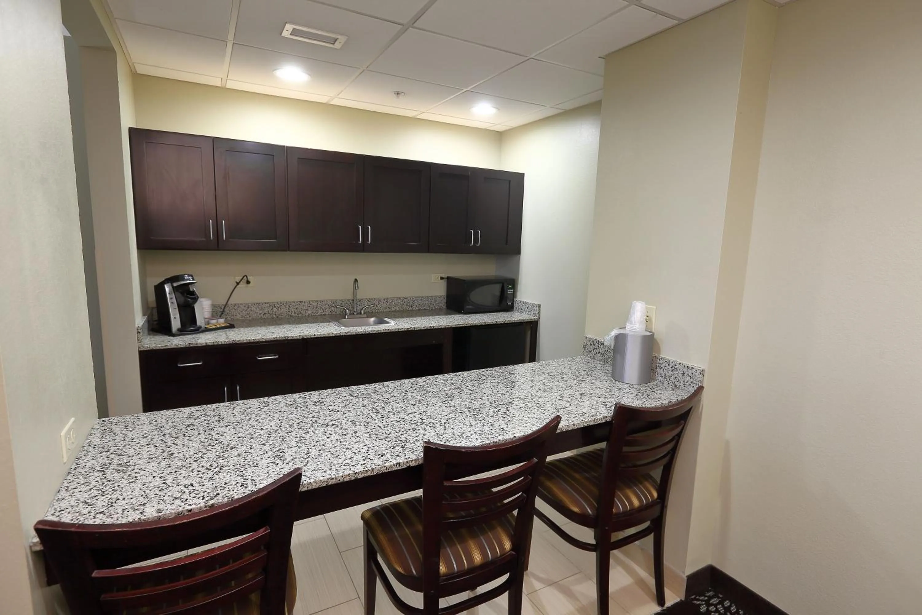 Kitchen or kitchenette in Holiday Inn Express Pittsburgh West - Greentree by IHG
