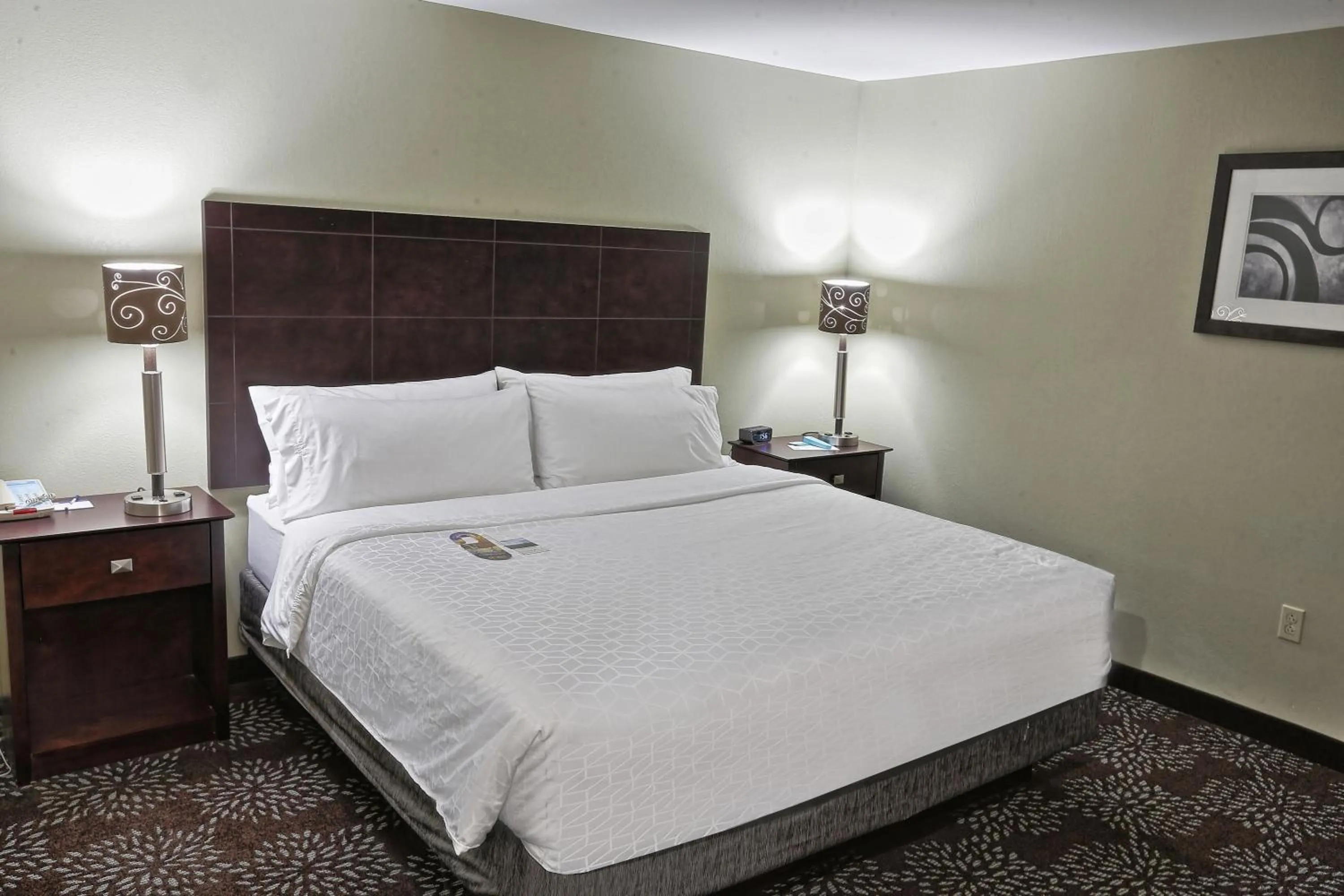 Bed in Holiday Inn Express Pittsburgh West - Greentree by IHG