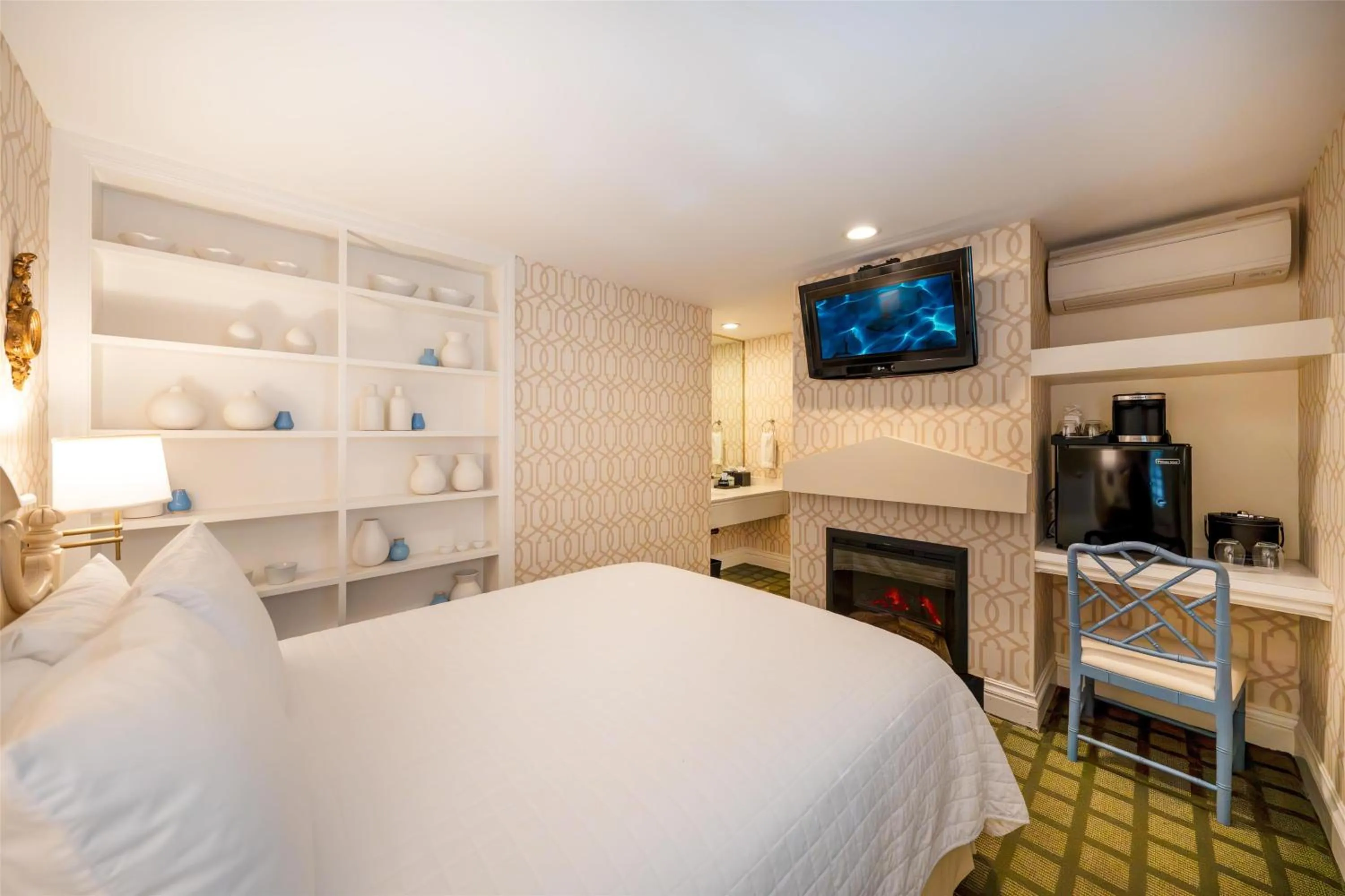 Bedroom, Bed in The Bergson, BW Signature Collection