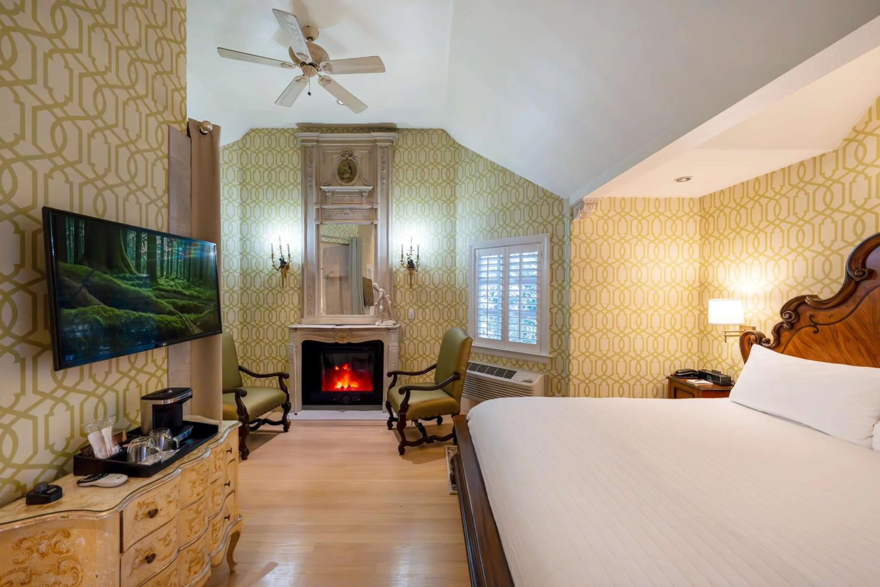 Bedroom, Bed in The Bergson, BW Signature Collection