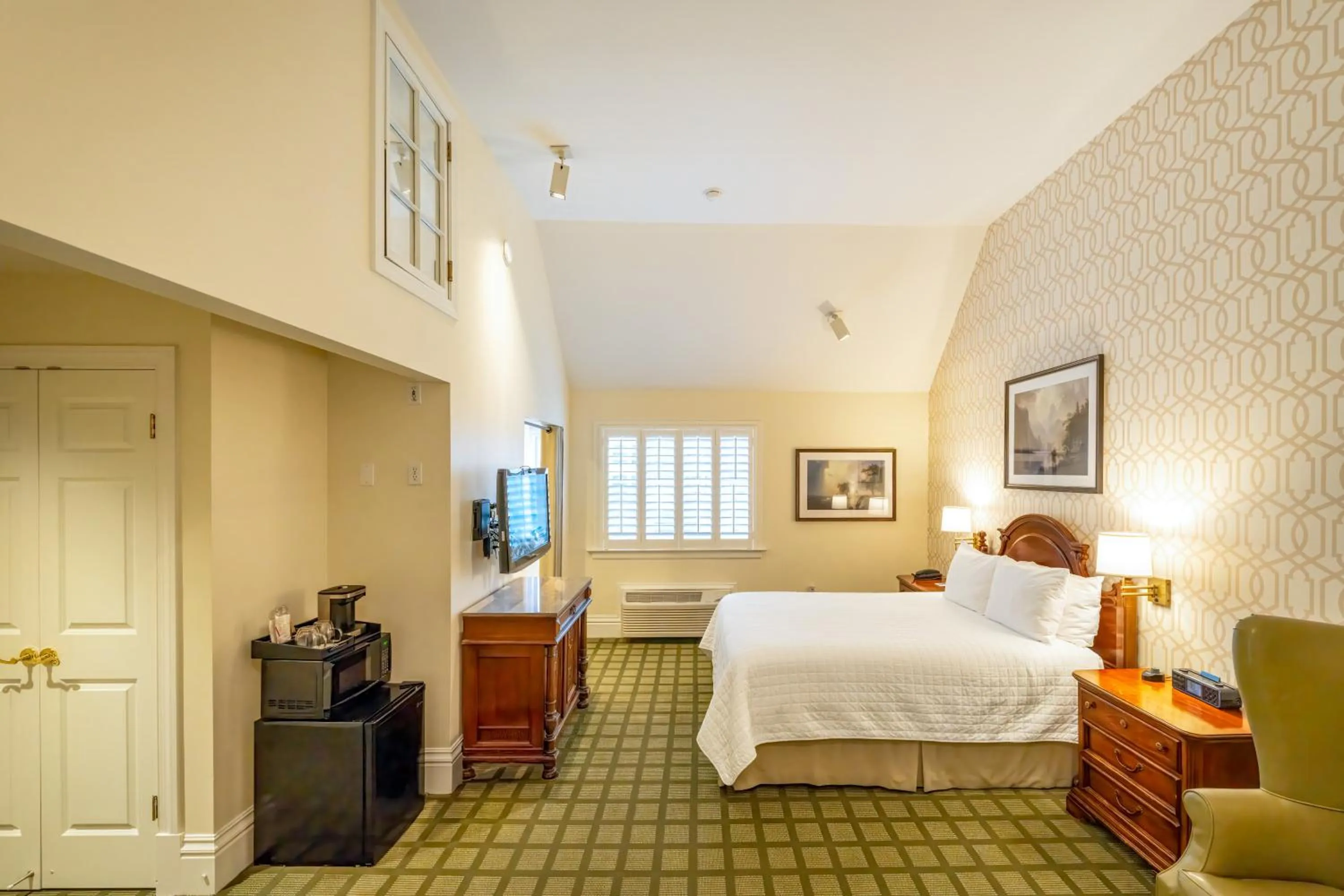 Bedroom, Bed in The Bergson, BW Signature Collection