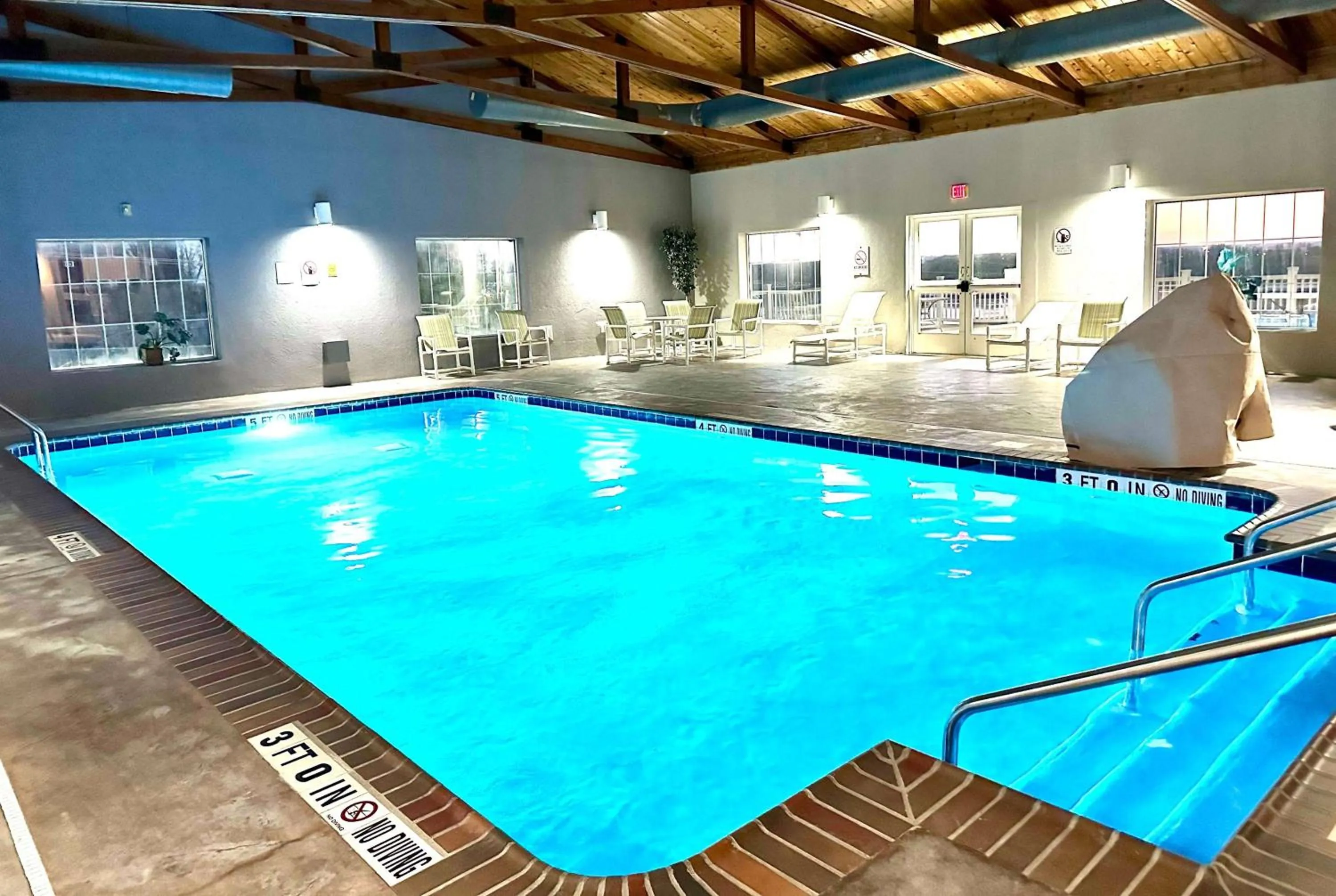 Pool view in Microtel Inn & Suites by Wyndham Quincy Downtown - River Area