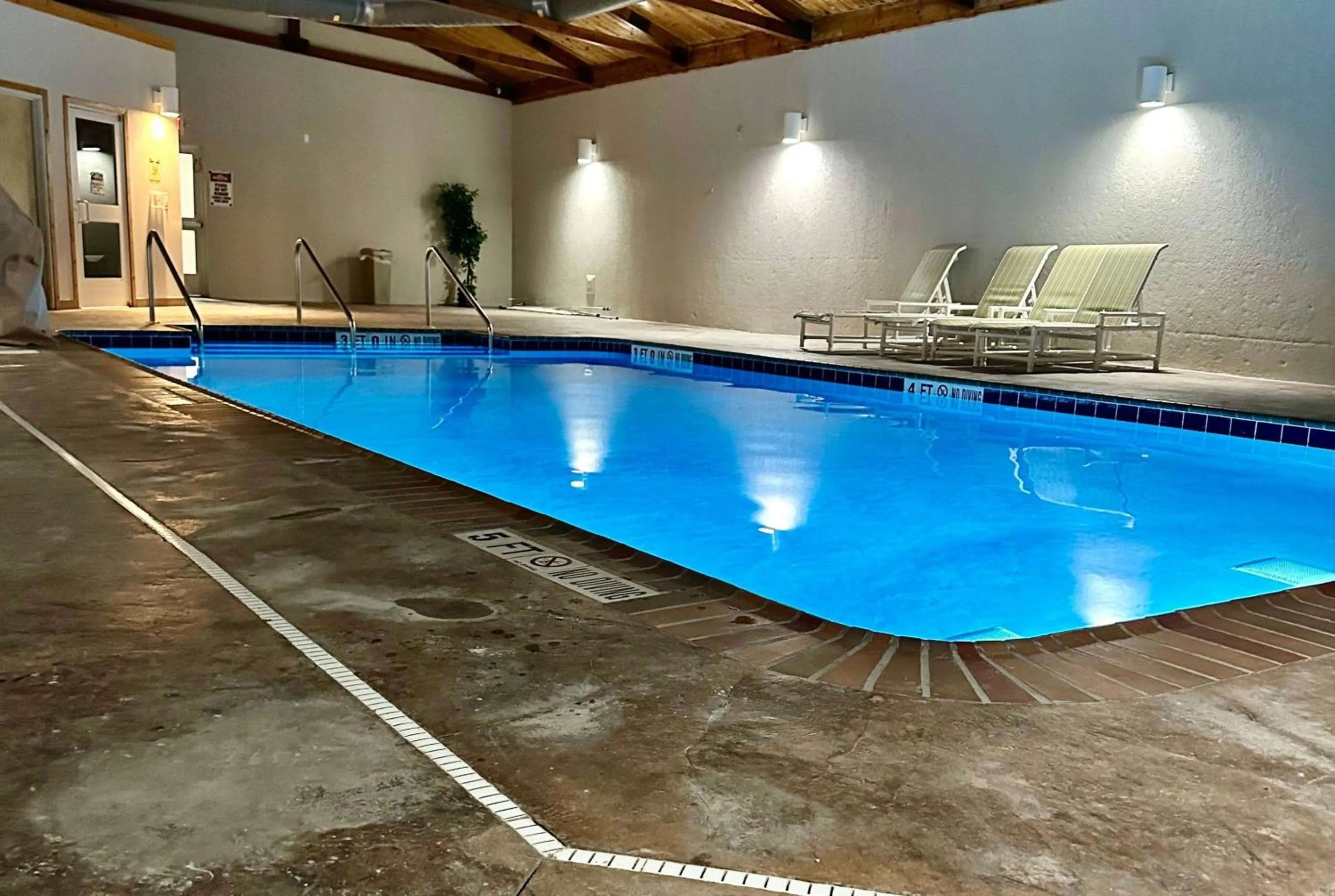 Pool view in Microtel Inn & Suites by Wyndham Quincy Downtown - River Area