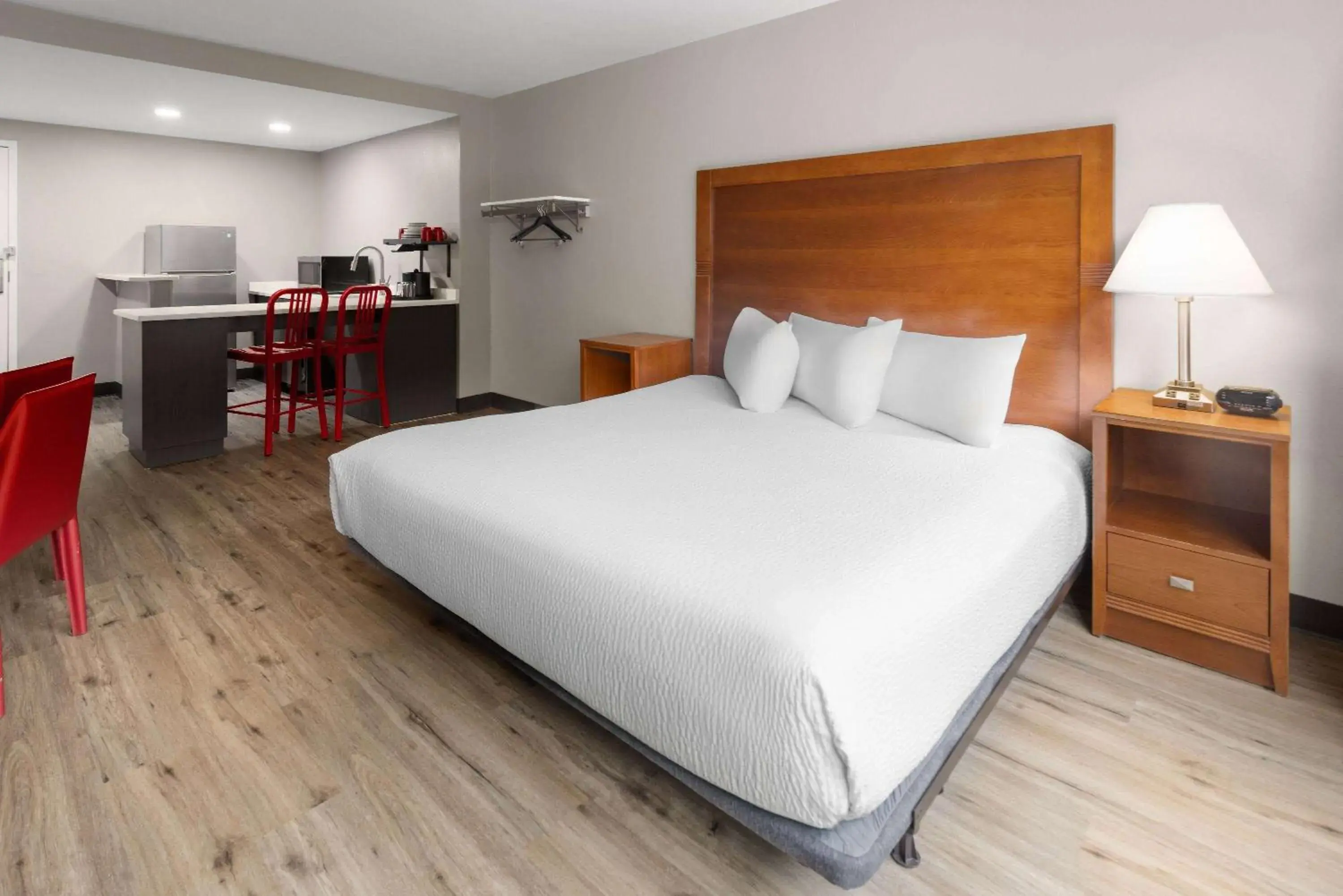 King Room with Roll-In Shower - Disability Access/Non-Smoking in Ramada by Wyndham Ellsworth - Bar Harbor King Room with Roll-In Shower - Disability Access/Non-Smoking in Ramada by Wyndham Ellsworth - Bar Harbor