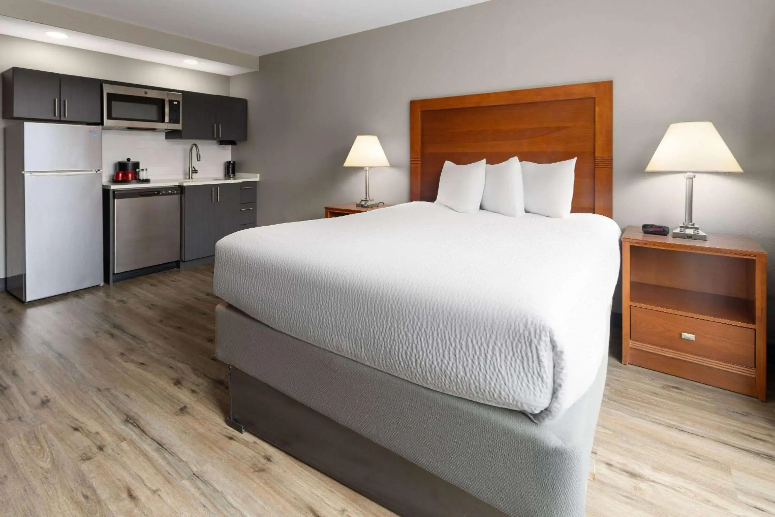 King Room with Kitchenette - Non-Smoking in Ramada by Wyndham Ellsworth - Bar Harbor King Room with Kitchenette - Non-Smoking in Ramada by Wyndham Ellsworth - Bar Harbor