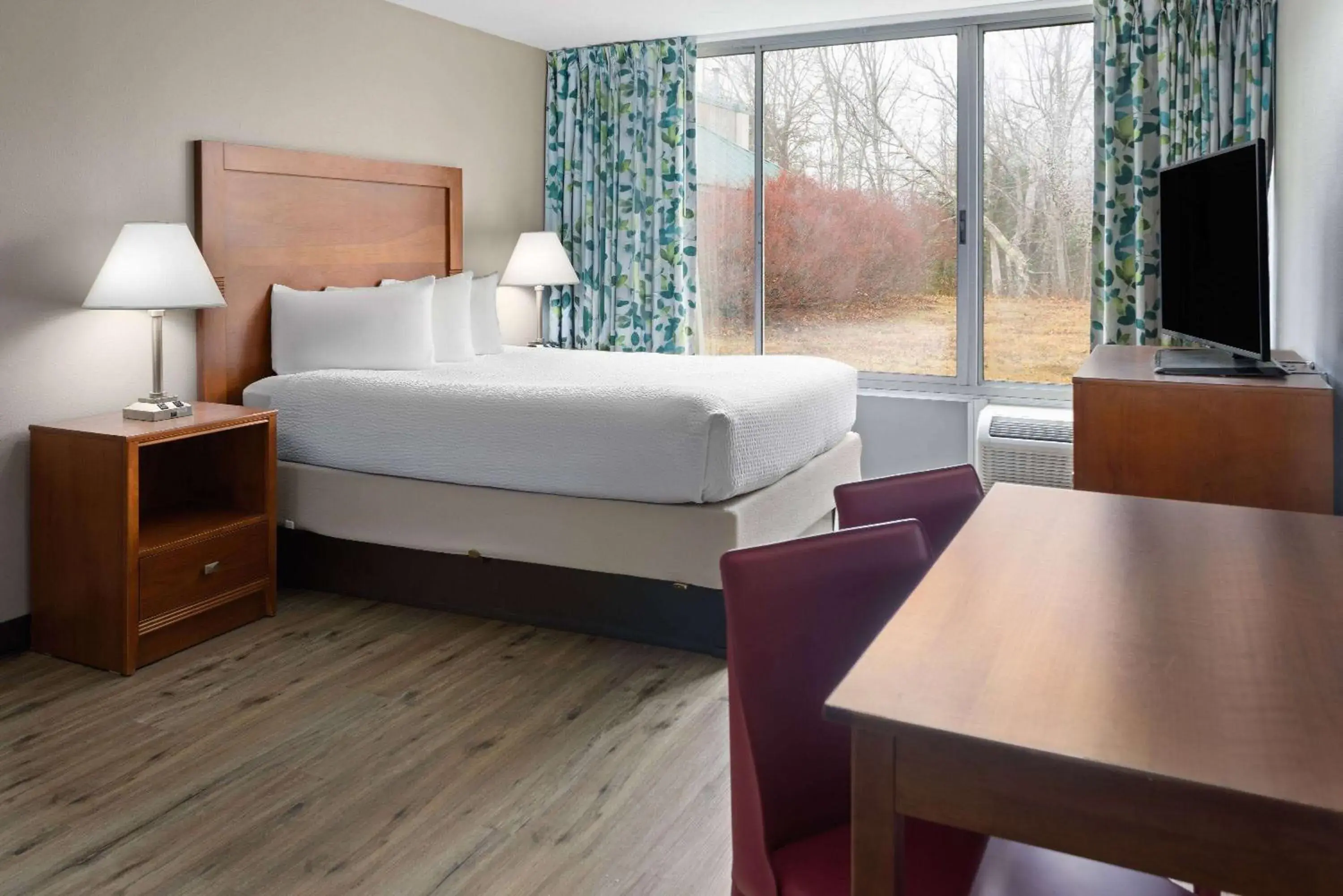 Queen Room with Kitchenette - Non-Smoking in Ramada by Wyndham Ellsworth - Bar Harbor Queen Room with Kitchenette - Non-Smoking in Ramada by Wyndham Ellsworth - Bar Harbor