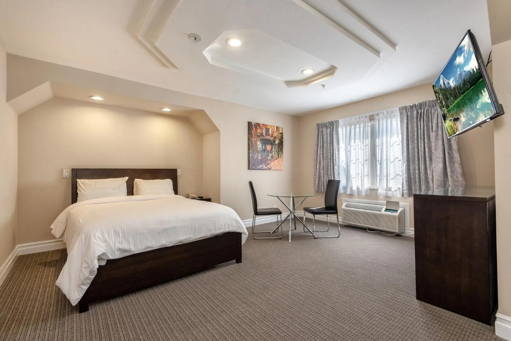 Bed in Wilshire Crest Hotel