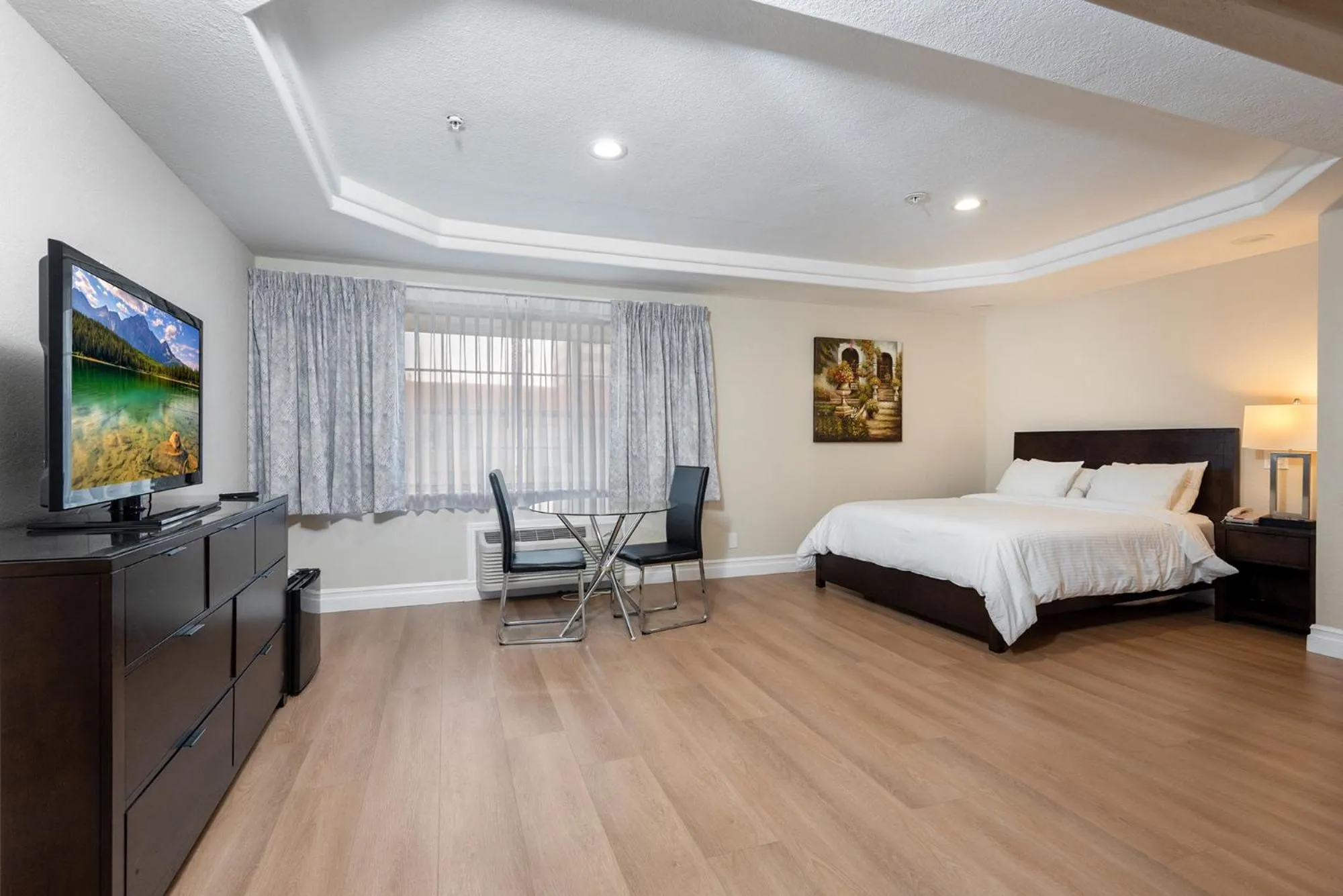 Bed in Wilshire Crest Hotel