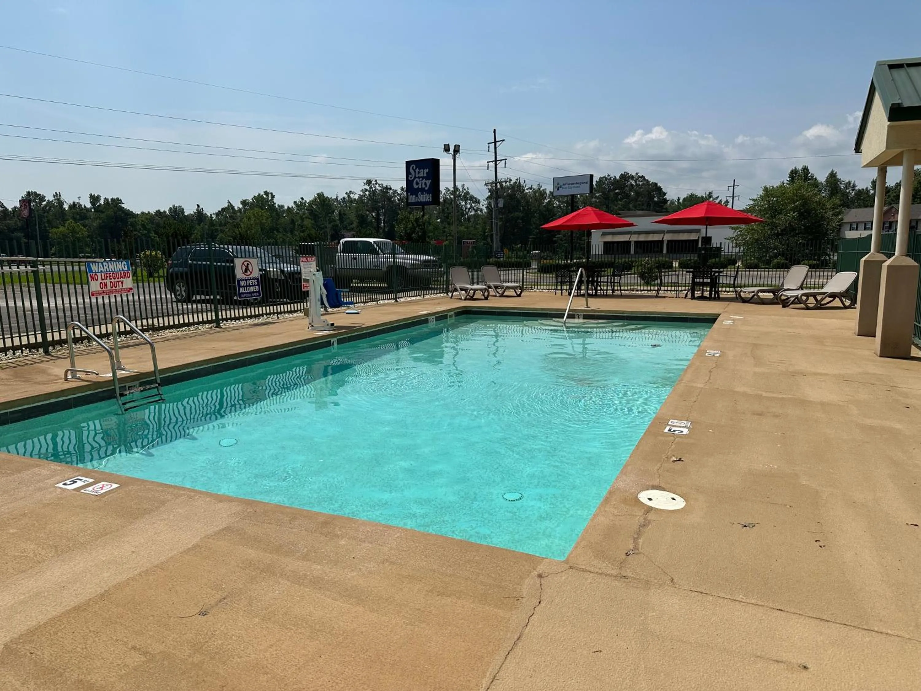 Swimming pool in Star City Inn & Suites