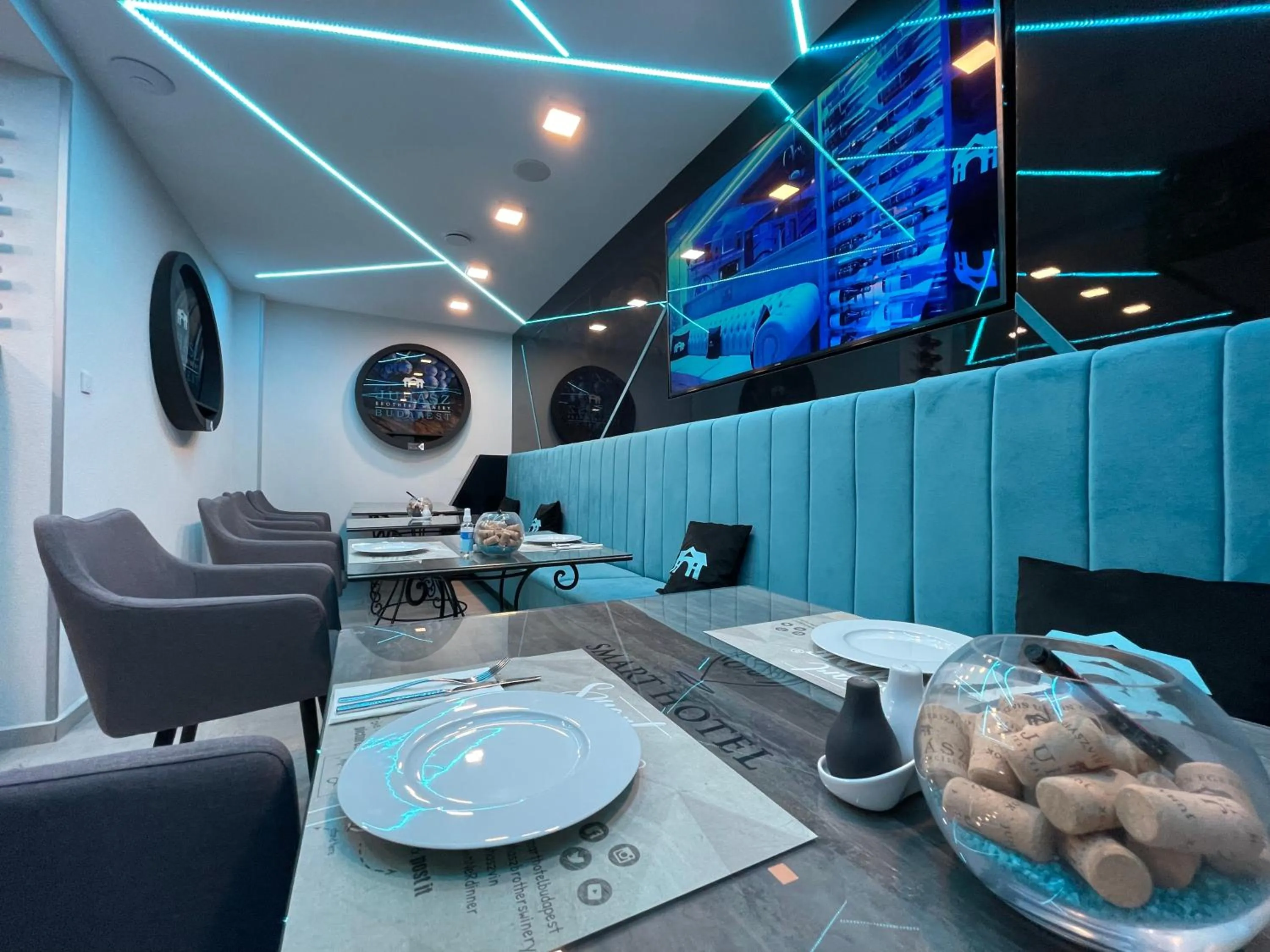 Restaurant/places to eat in Smart Hotel Budapest