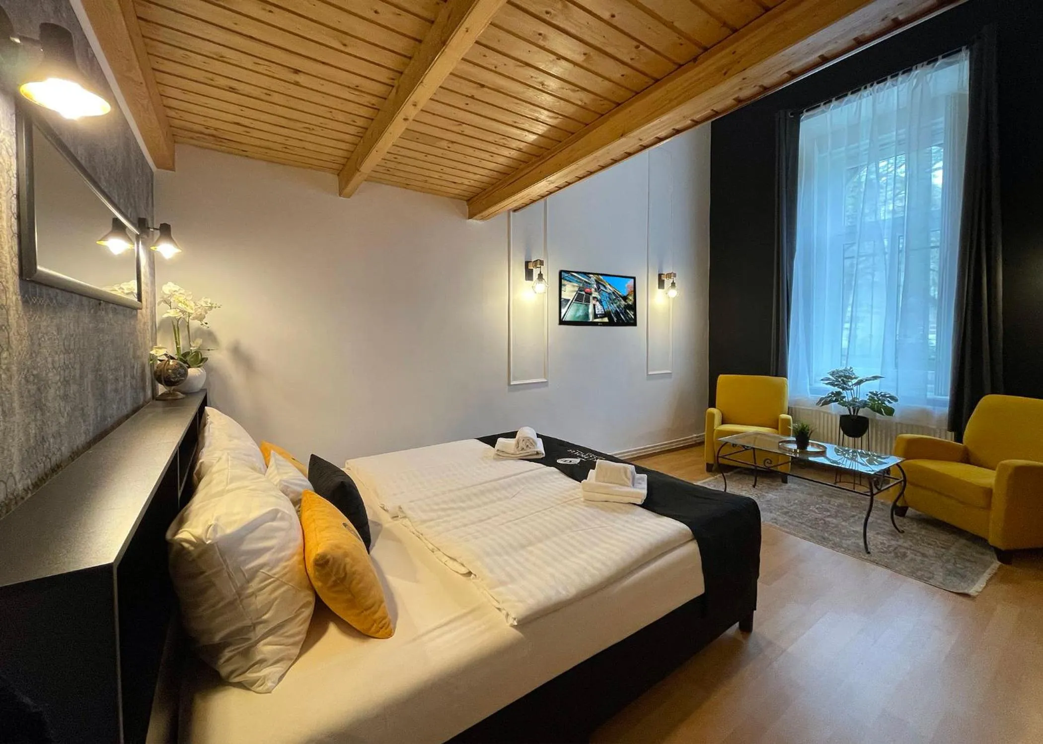 Seating area, Bed in Smart Hotel Budapest