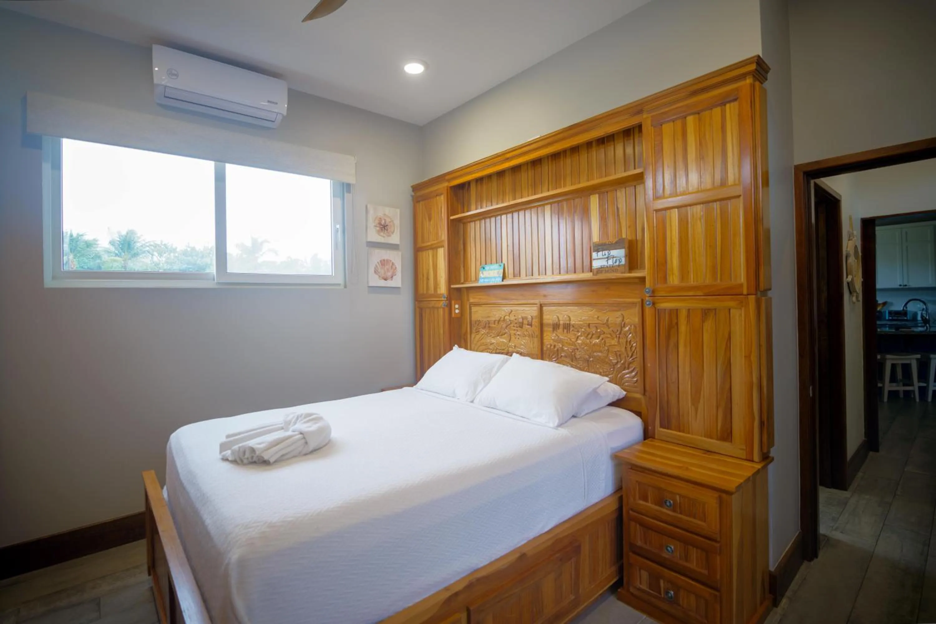 Bedroom, Bed in Ocean Breeze