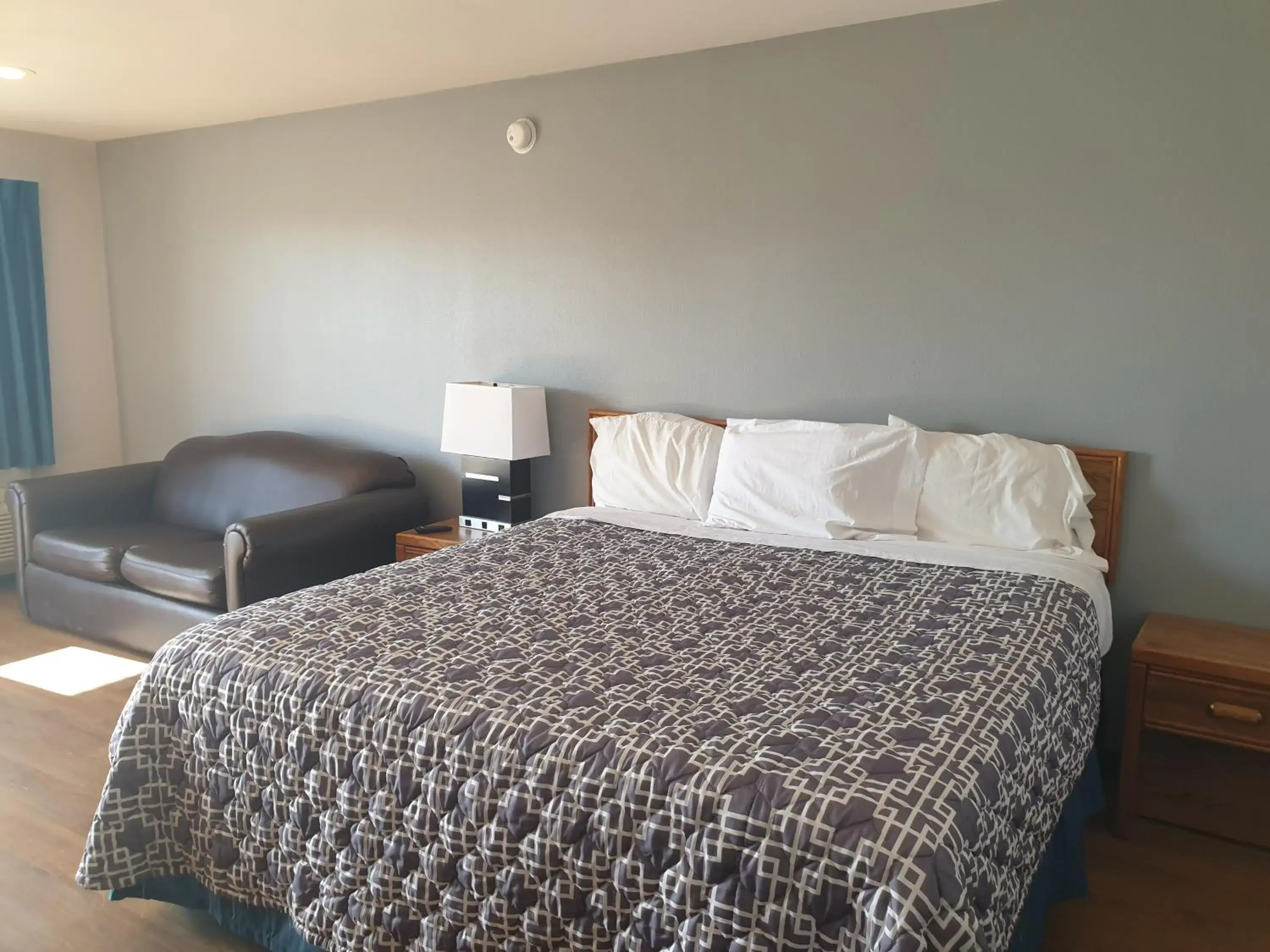 King Room - Disability Access in Riata Inn - Marfa King Room - Disability Access in Riata Inn - Marfa
