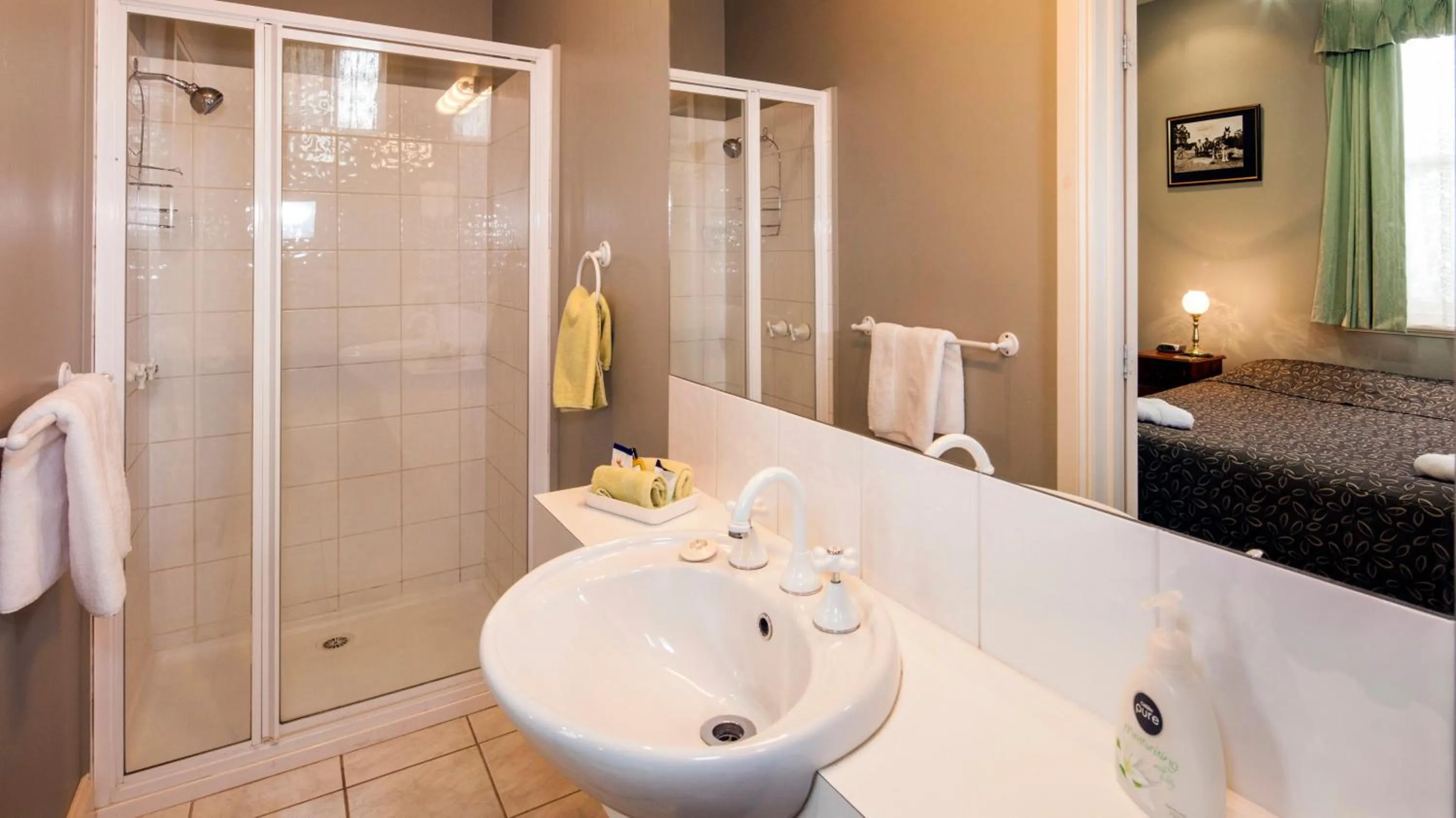 Shower in Daylesford Motor Inn Vic Pty Ltd