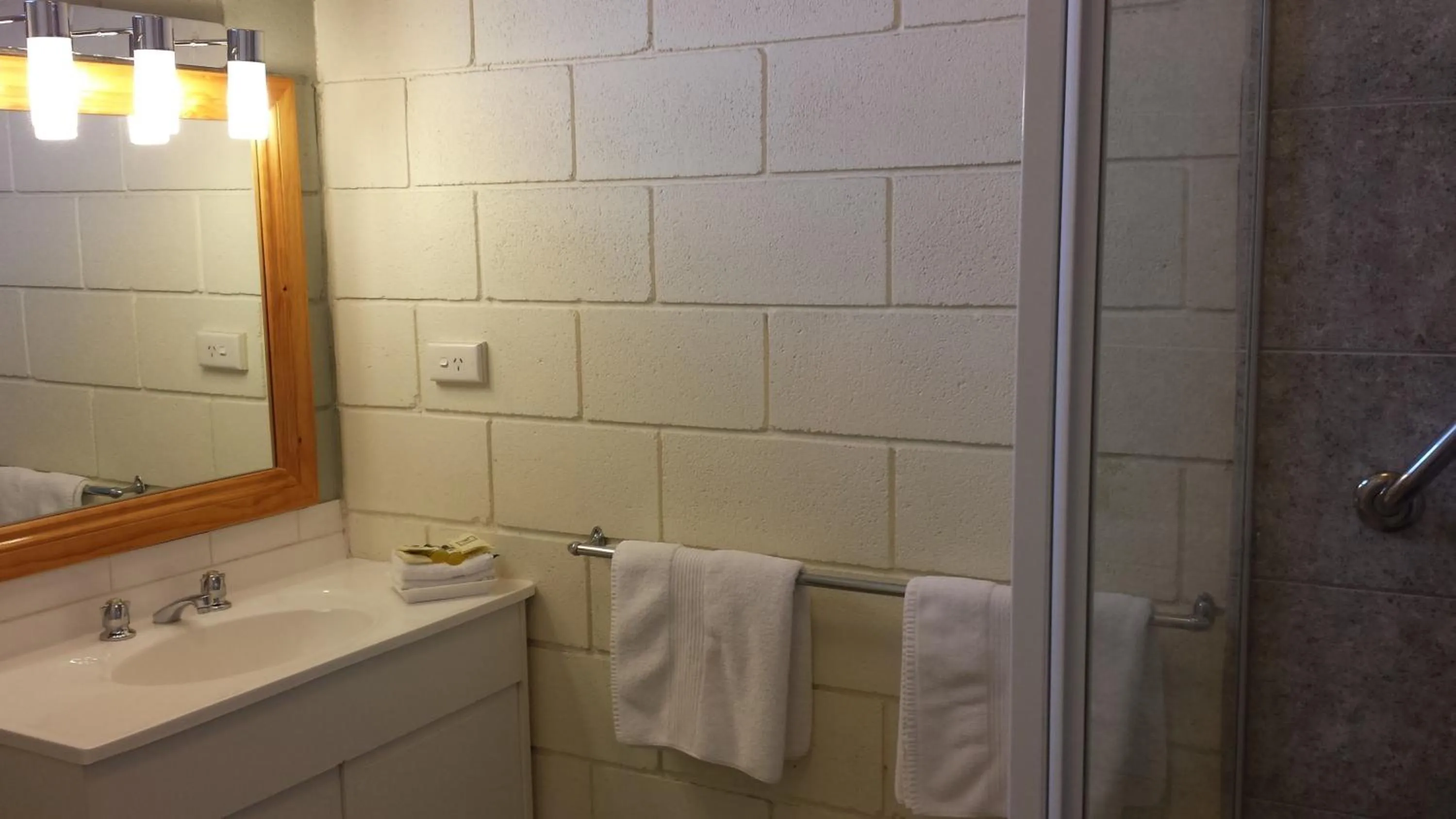 Shower in Daylesford Motor Inn Vic Pty Ltd