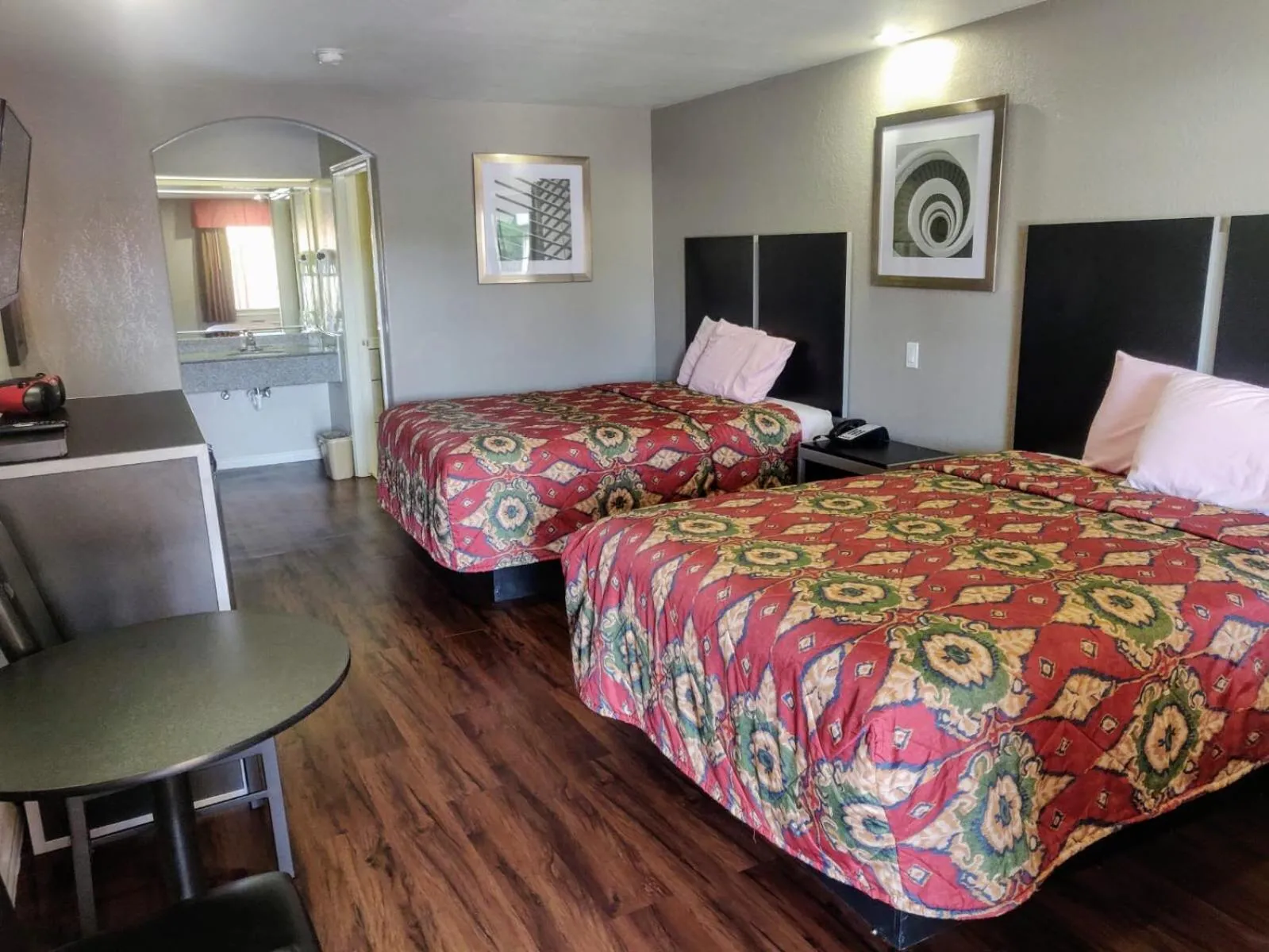 Bed in Palace Inn 610 & MLK