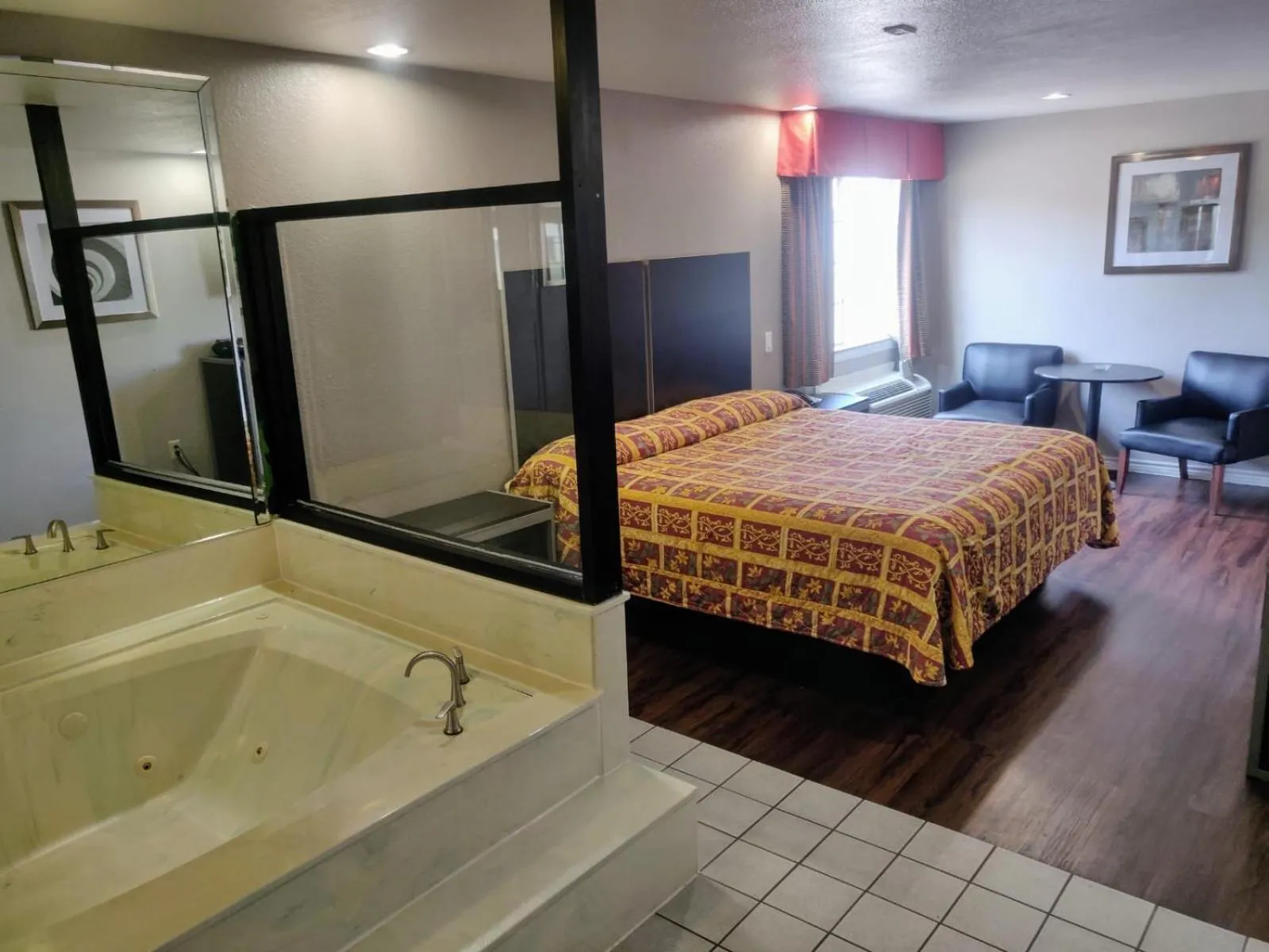 Bed in Palace Inn 610 & MLK
