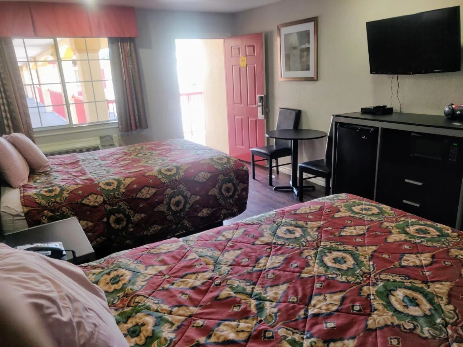Bed in Palace Inn 610 & MLK