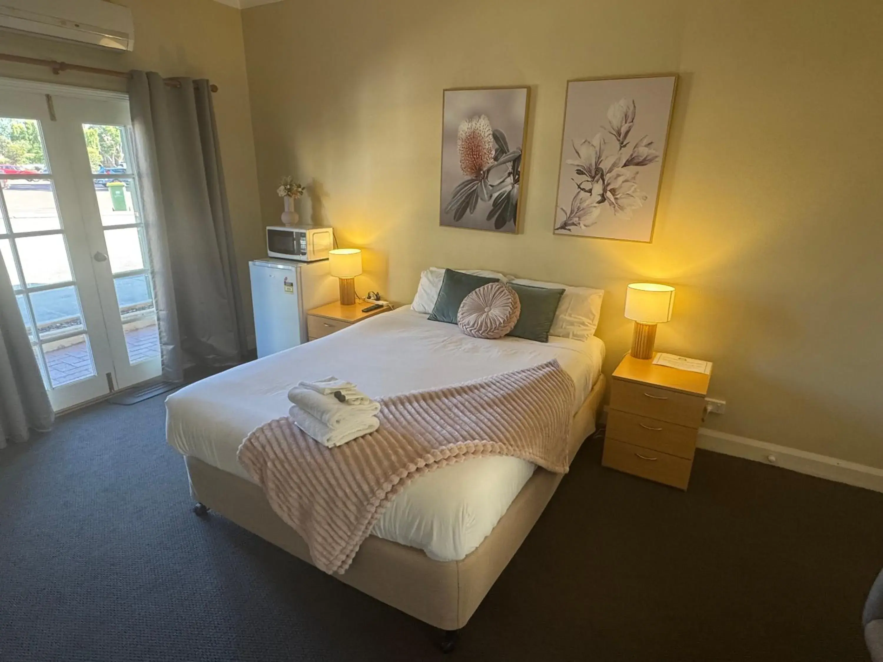 Queen Room - Disability Access in Settlers House York Queen Room - Disability Access in Settlers House York