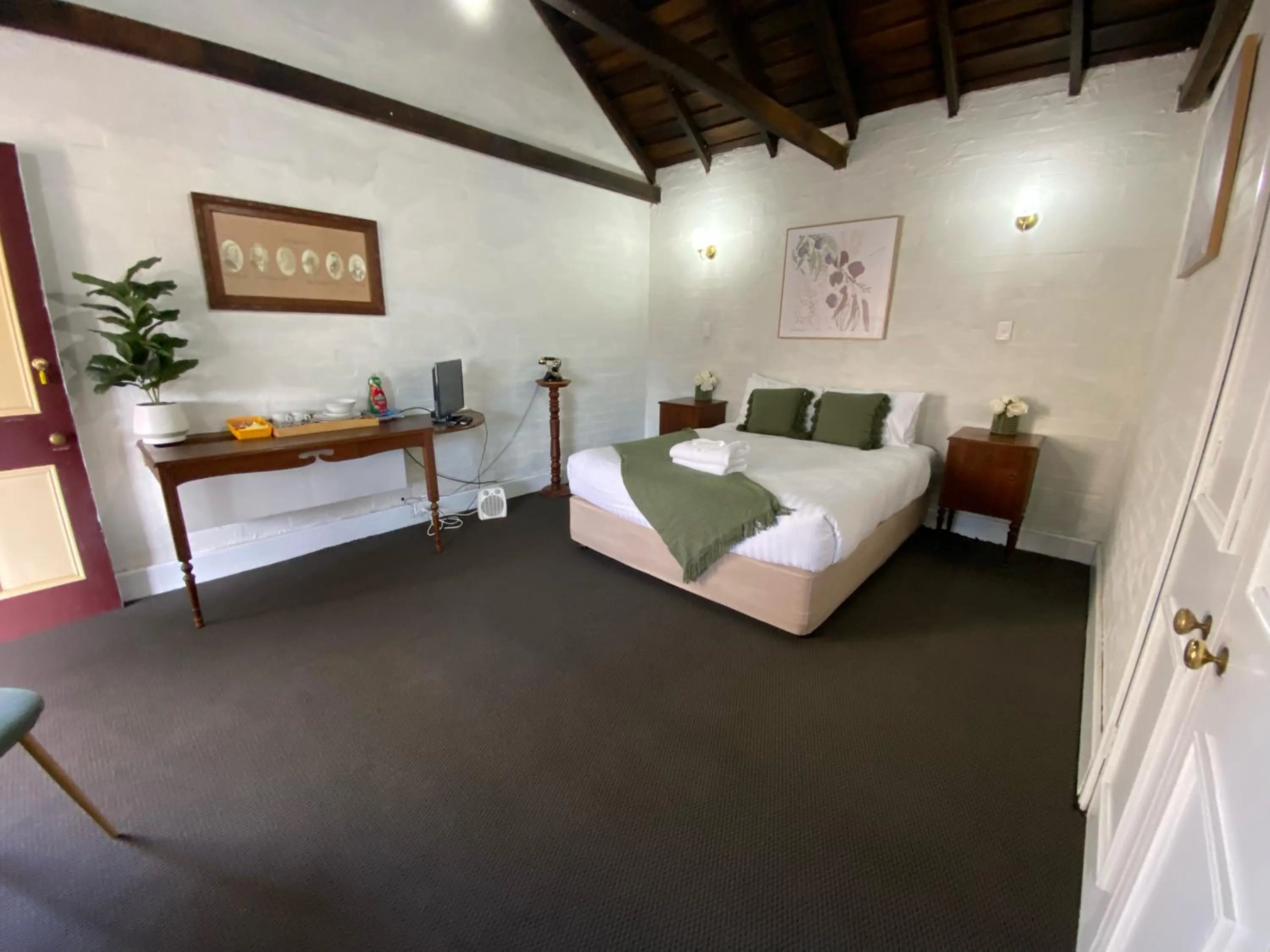 Photo of the whole room, Bed in Settlers House York