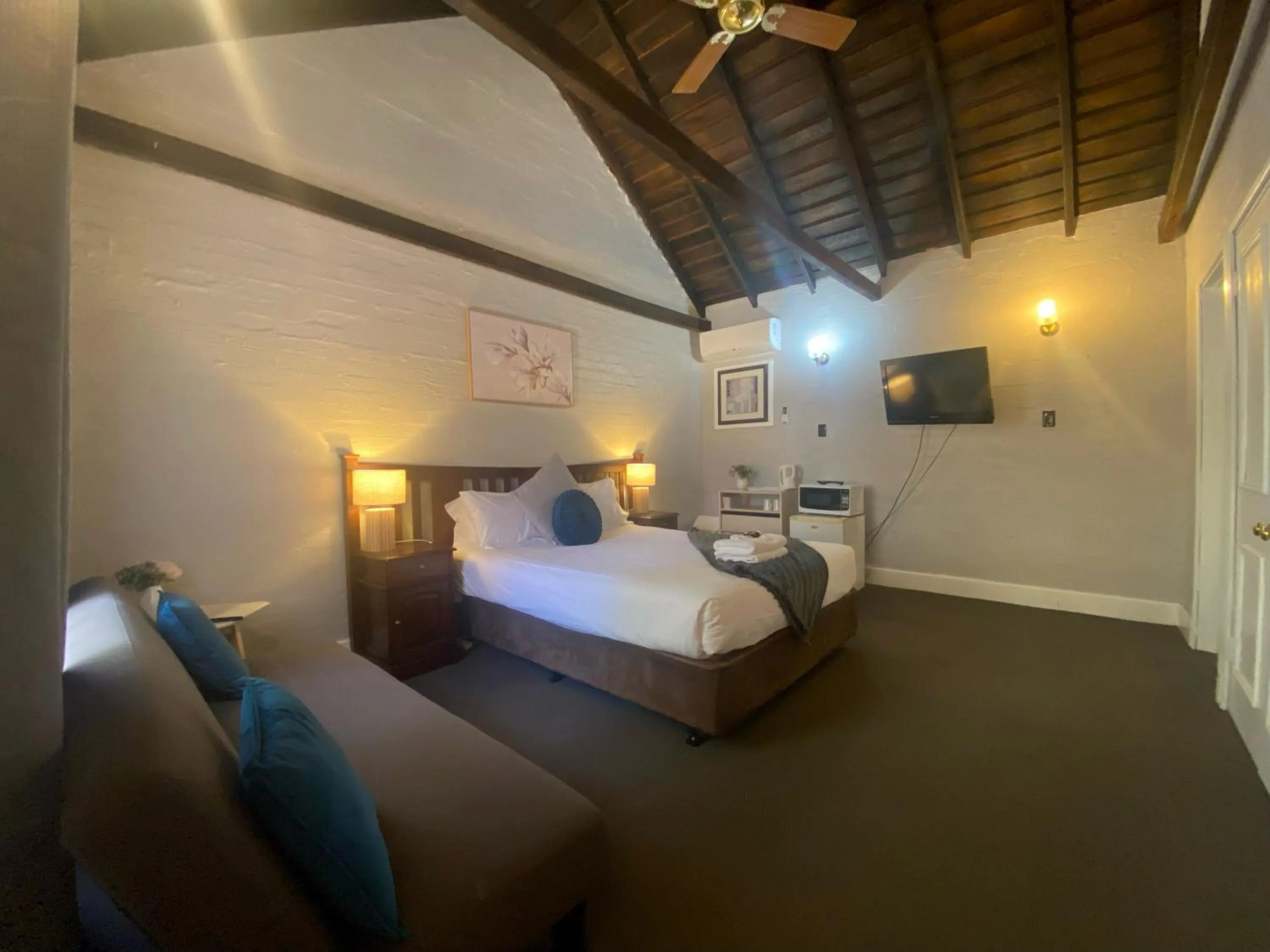 Photo of the whole room, Bed in Settlers House York