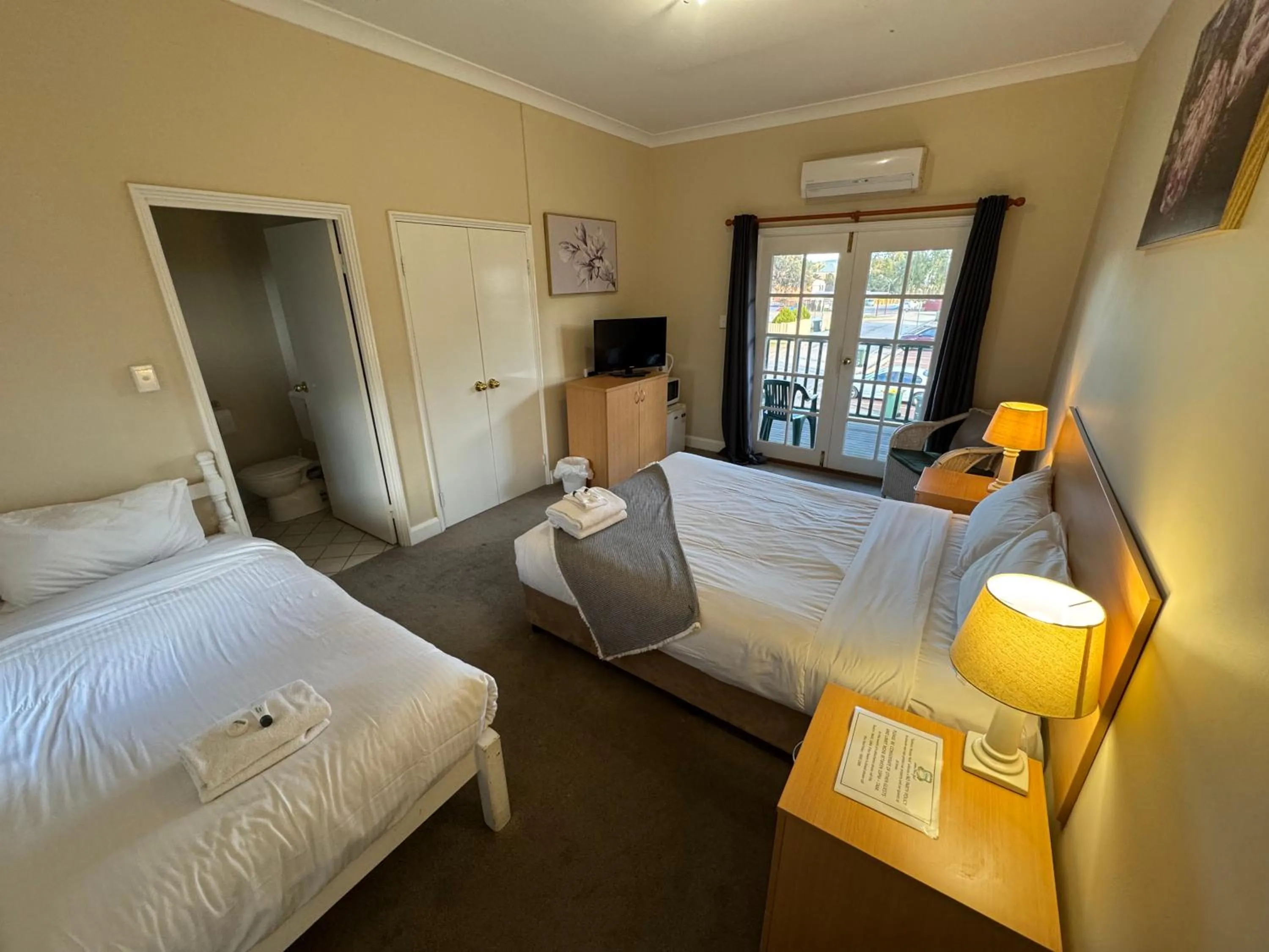 Photo of the whole room, Bed in Settlers House York