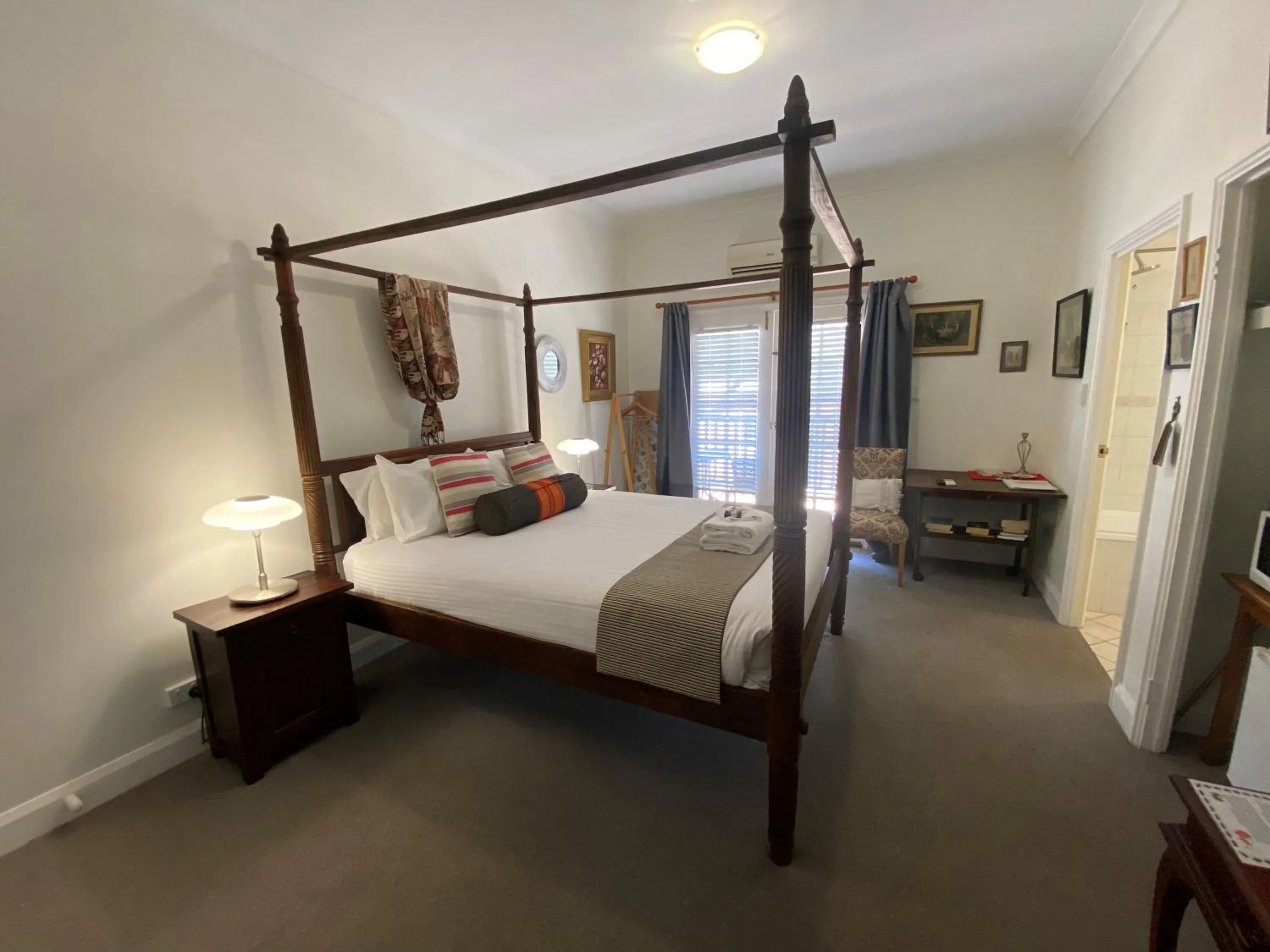 Photo of the whole room, Bed in Settlers House York