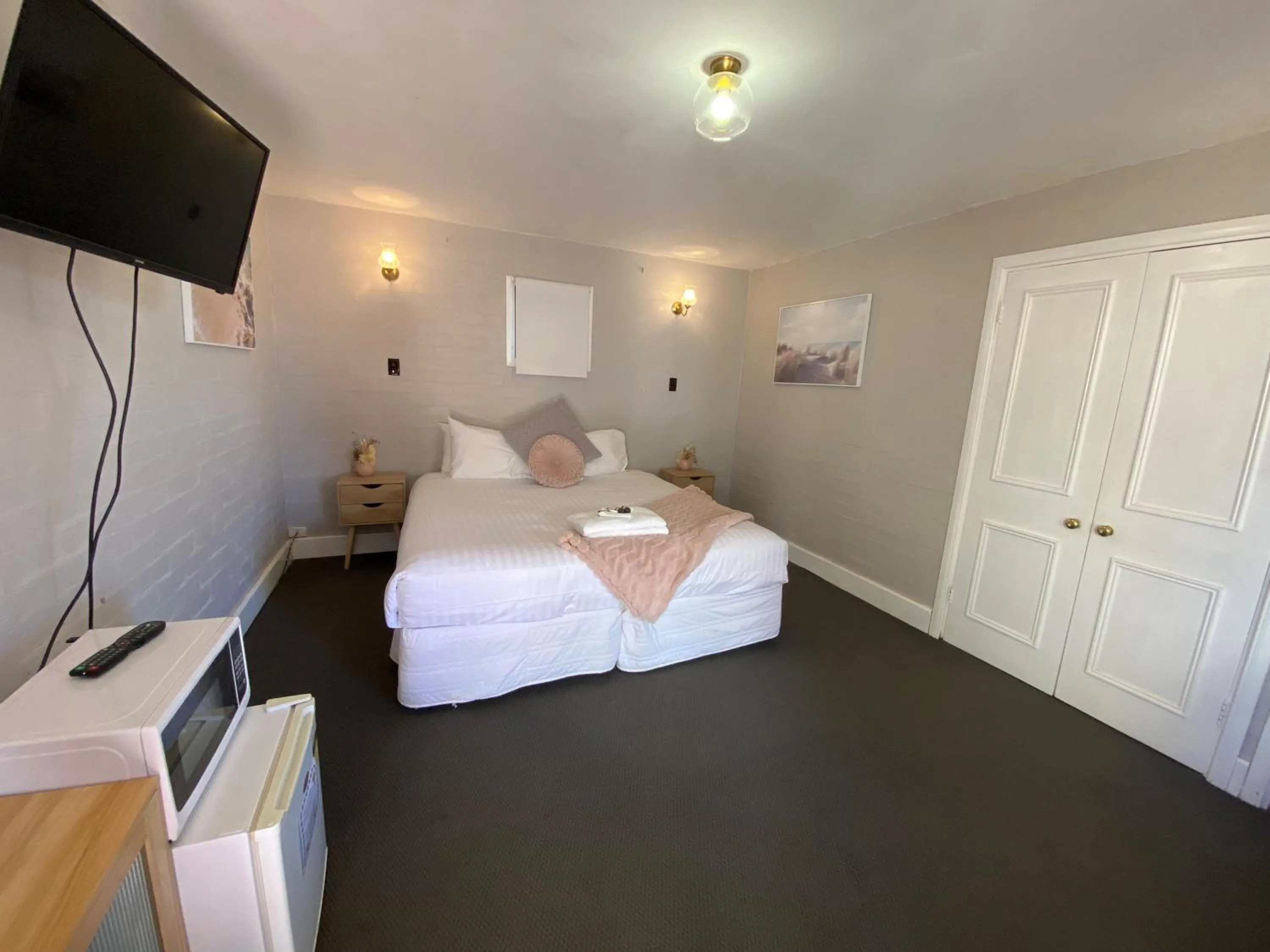 Deluxe King Room in Settlers House York