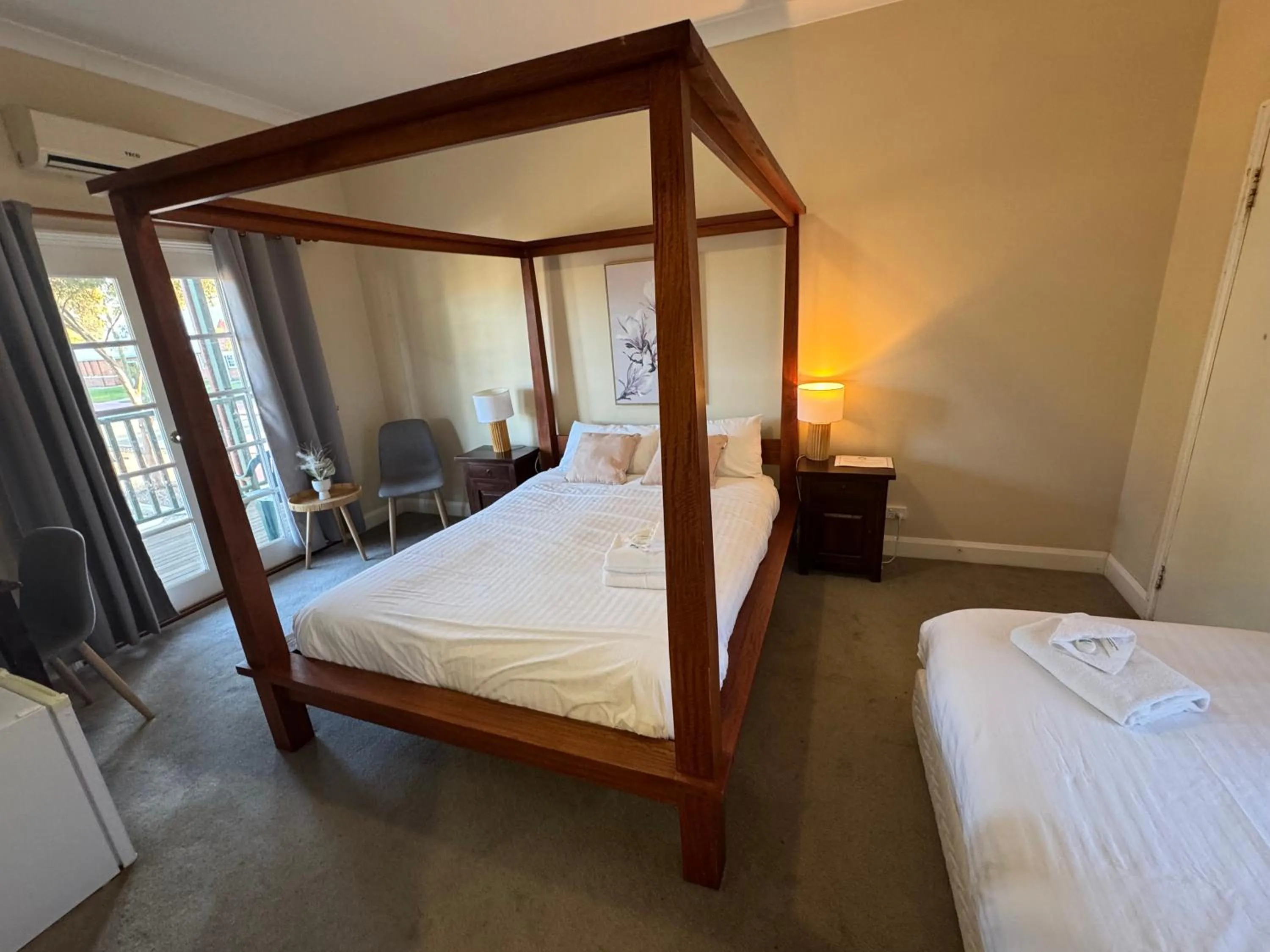 Seating area, Bed in Settlers House York