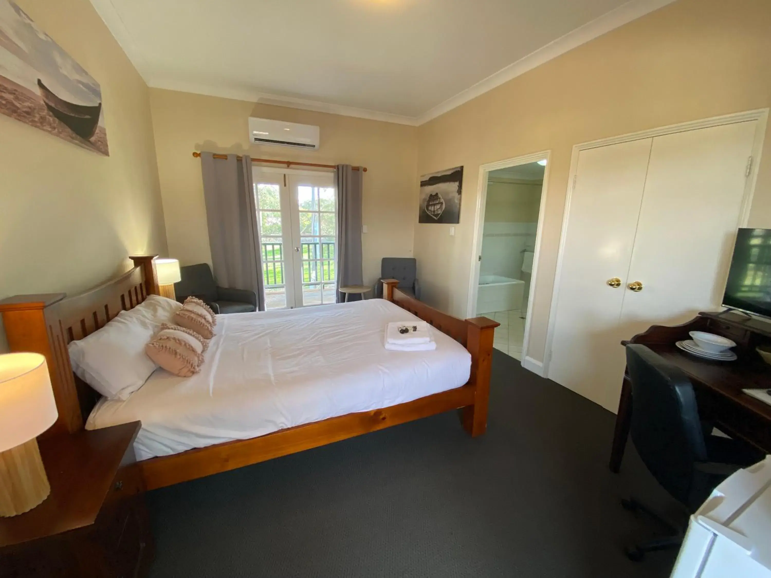 Queen Room with Spa Bath in Settlers House York Queen Room with Spa Bath in Settlers House York