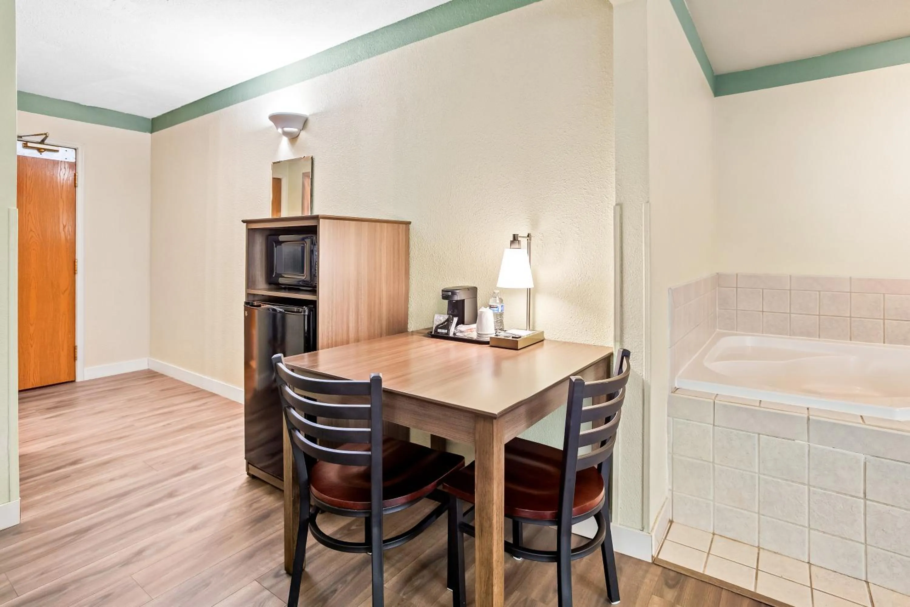 GuestHouse Inn & Suites Kelso/Longview