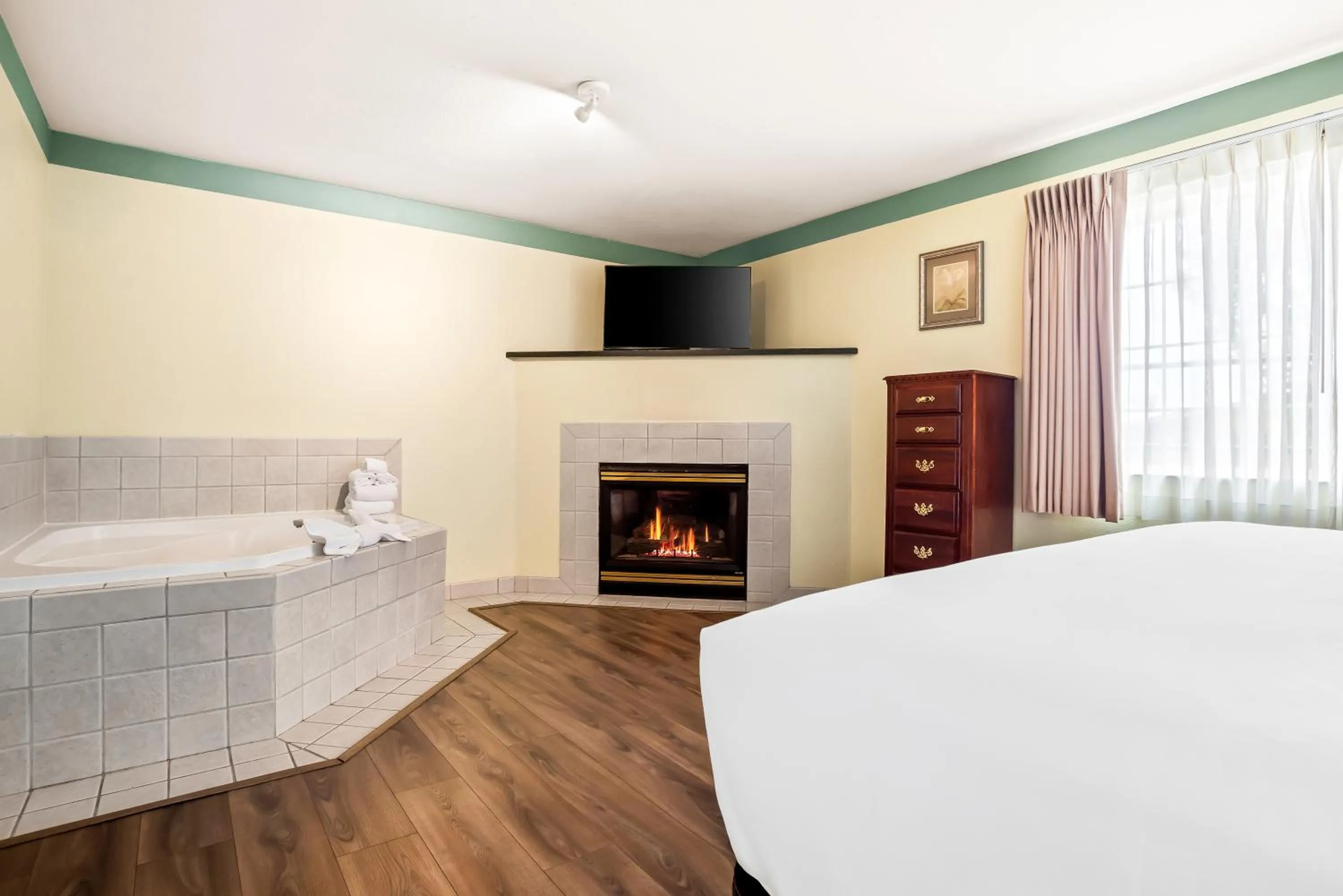 Bed in GuestHouse Inn & Suites Kelso/Longview