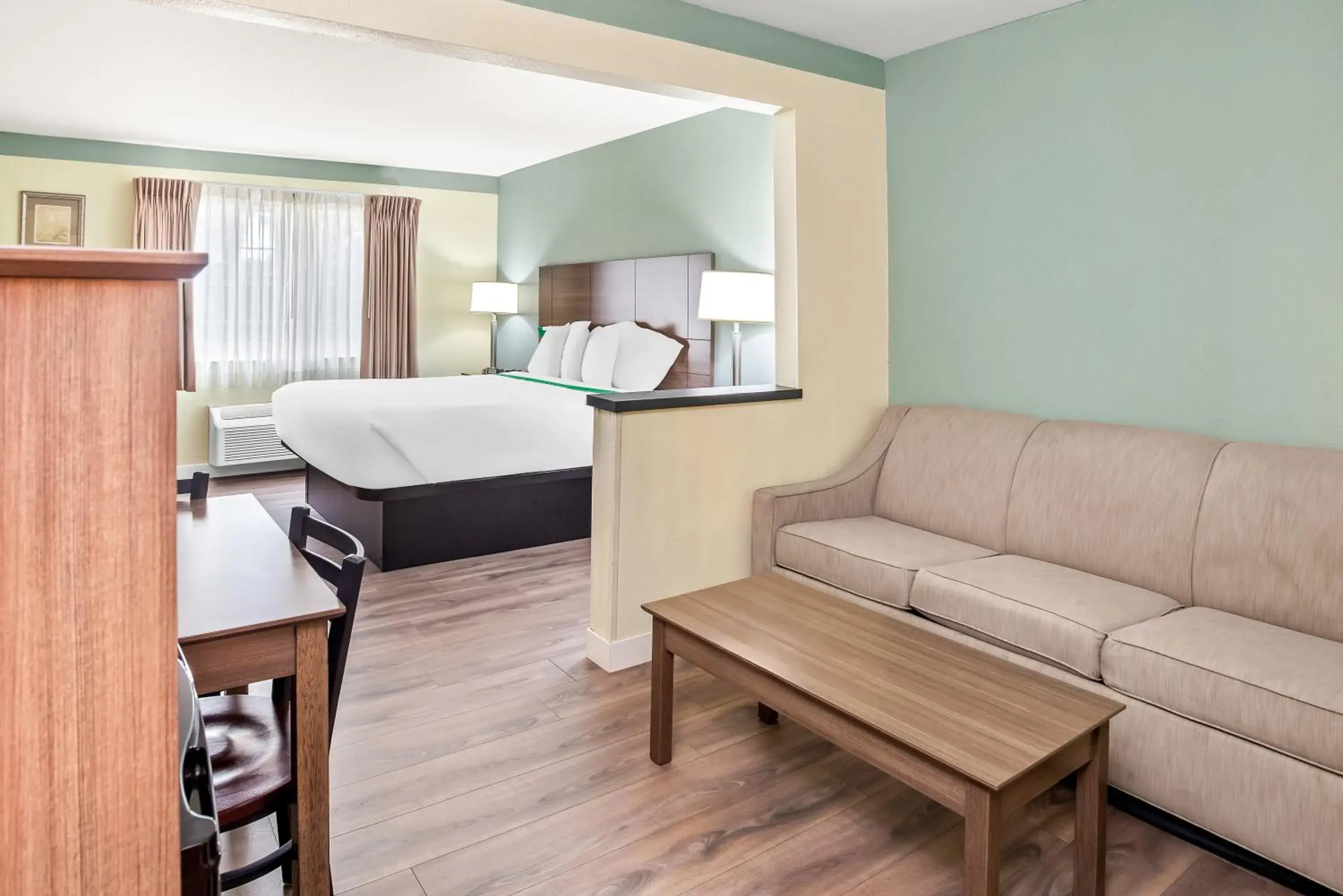 King Bed Non Smoking in GuestHouse Inn & Suites Kelso/Longview King Bed Non Smoking in GuestHouse Inn & Suites Kelso/Longview