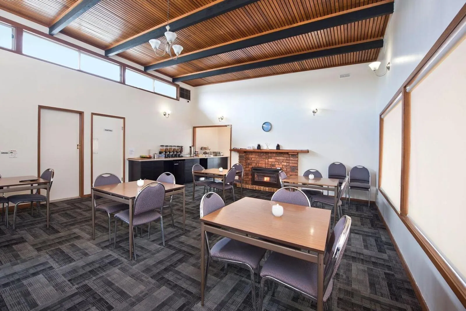 Dining area in Hi Way Eight Motor Inn